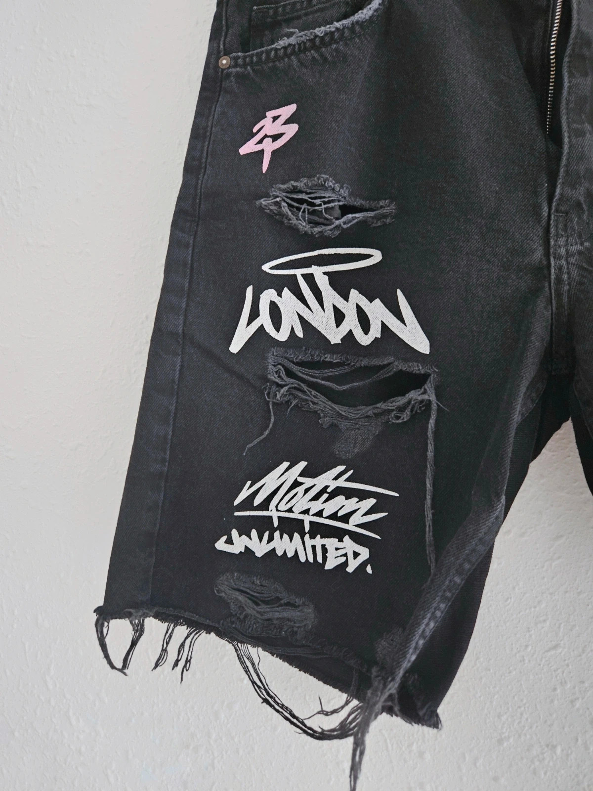 Bershka pantalón corto vaquero negro grafitis ES 38 hombre streetwear destruido 🖤🎨 – Bershka – taille W29 | FR 38 4