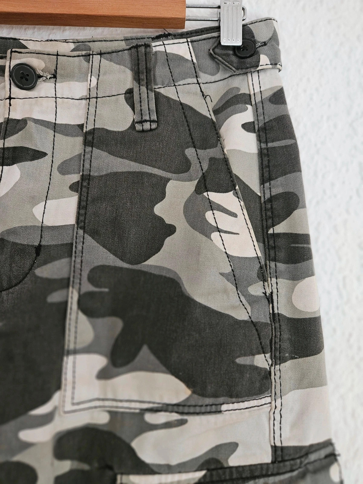 Bershka pantalón cargo camuflaje gris talla 38 con bolsillos y puño elástico – Bershka – taille M / 38 / 10 3