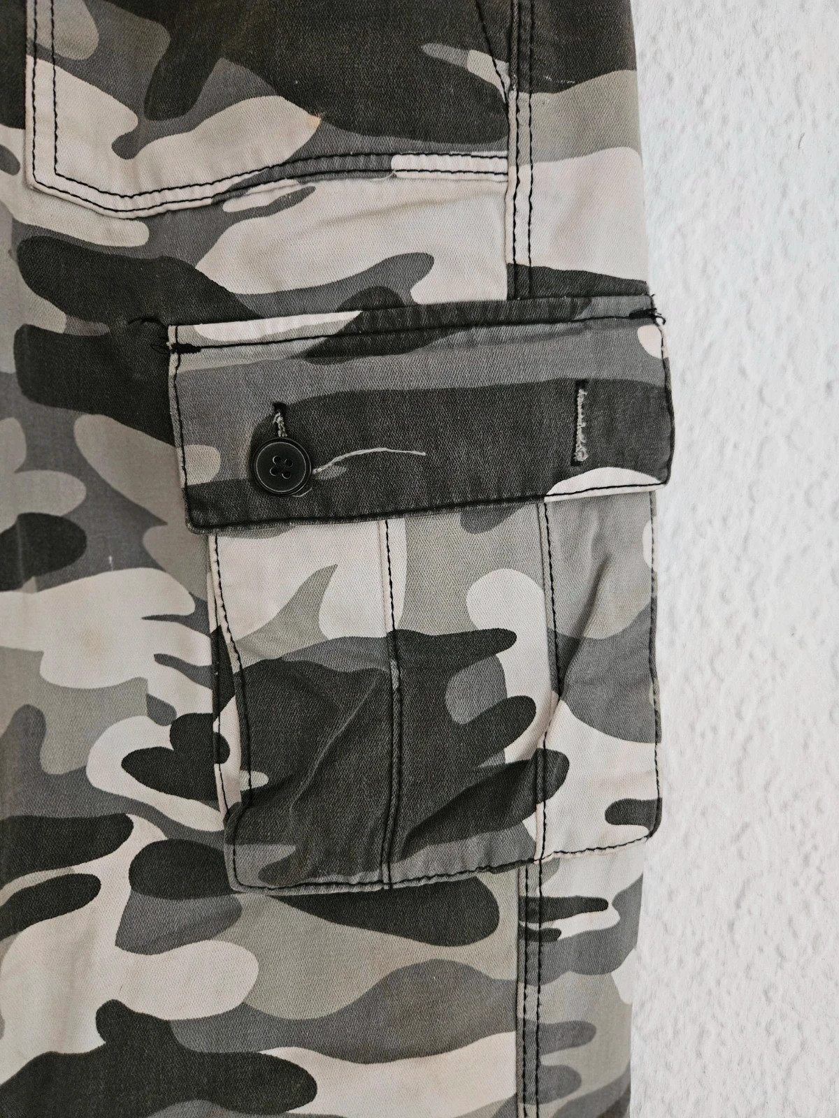 Bershka pantalón cargo camuflaje gris talla 38 con bolsillos y puño elástico – Bershka – taille M / 38 / 10 4