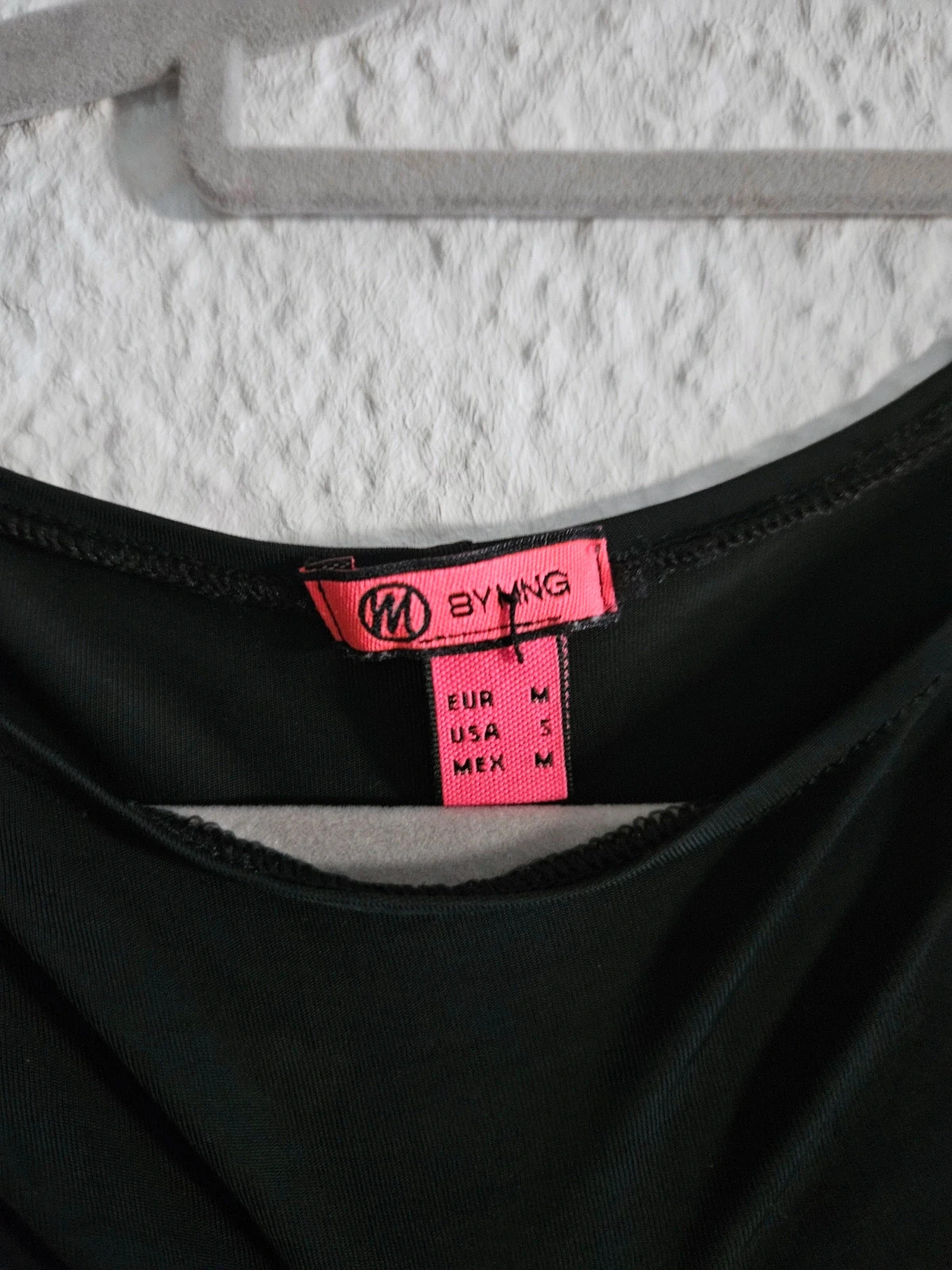 Camiseta Mango By MNG negra · talla M · escote asimétrico con hebilla · manga larga – Mango – taille M / 38 / 10 3