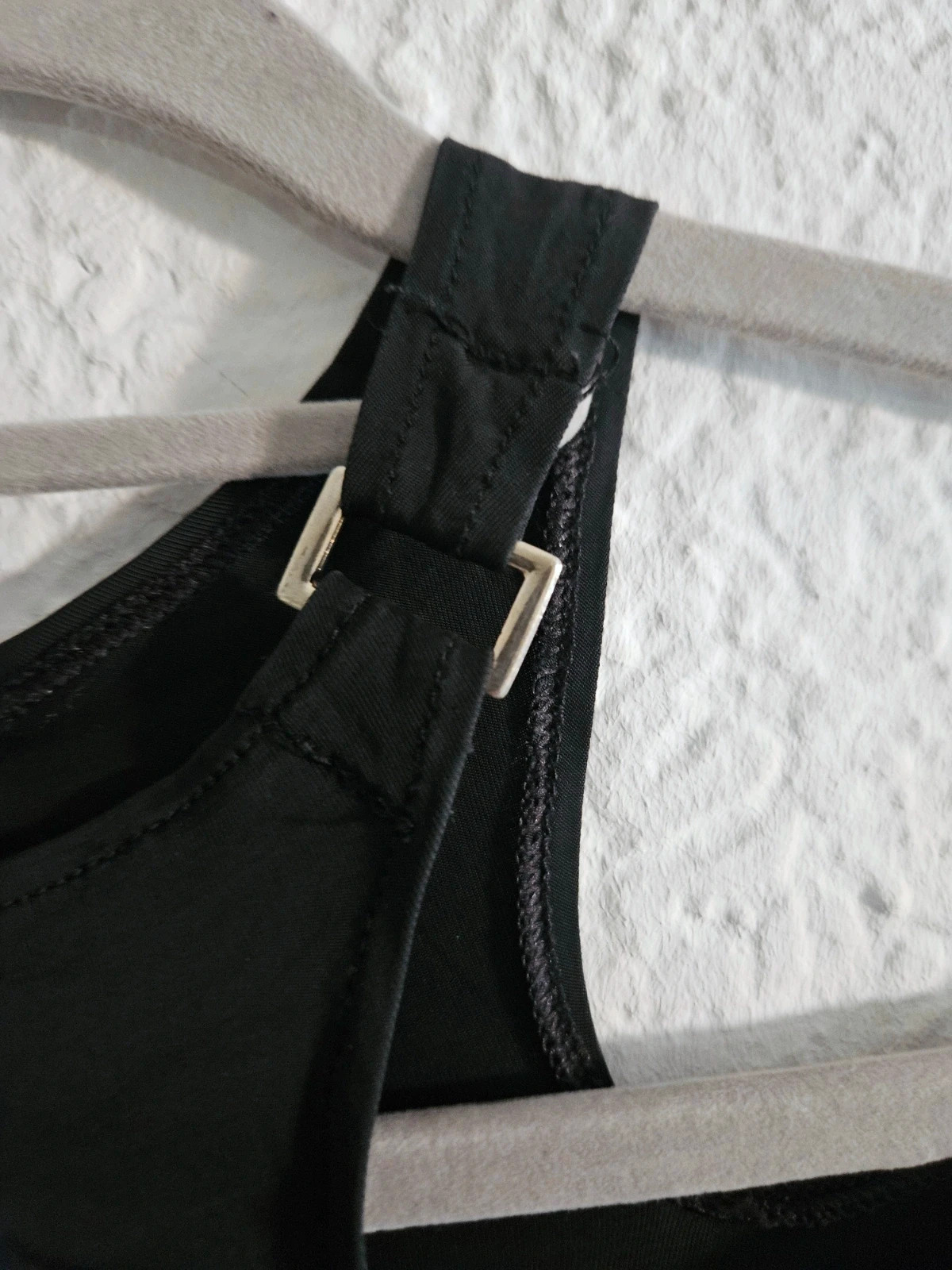 Camiseta Mango By MNG negra · talla M · escote asimétrico con hebilla · manga larga – Mango – taille M / 38 / 10 4