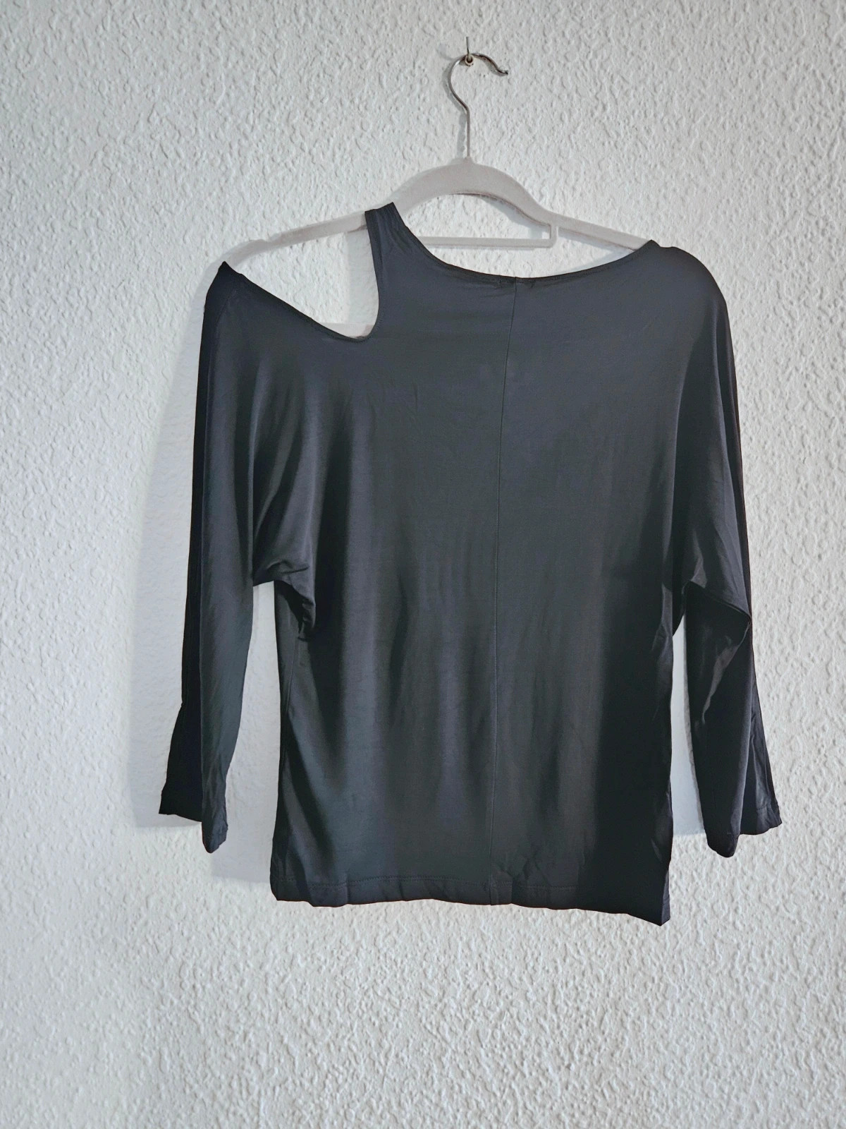 Camiseta Mango By MNG negra · talla M · escote asimétrico con hebilla · manga larga – Mango – taille M / 38 / 10 5