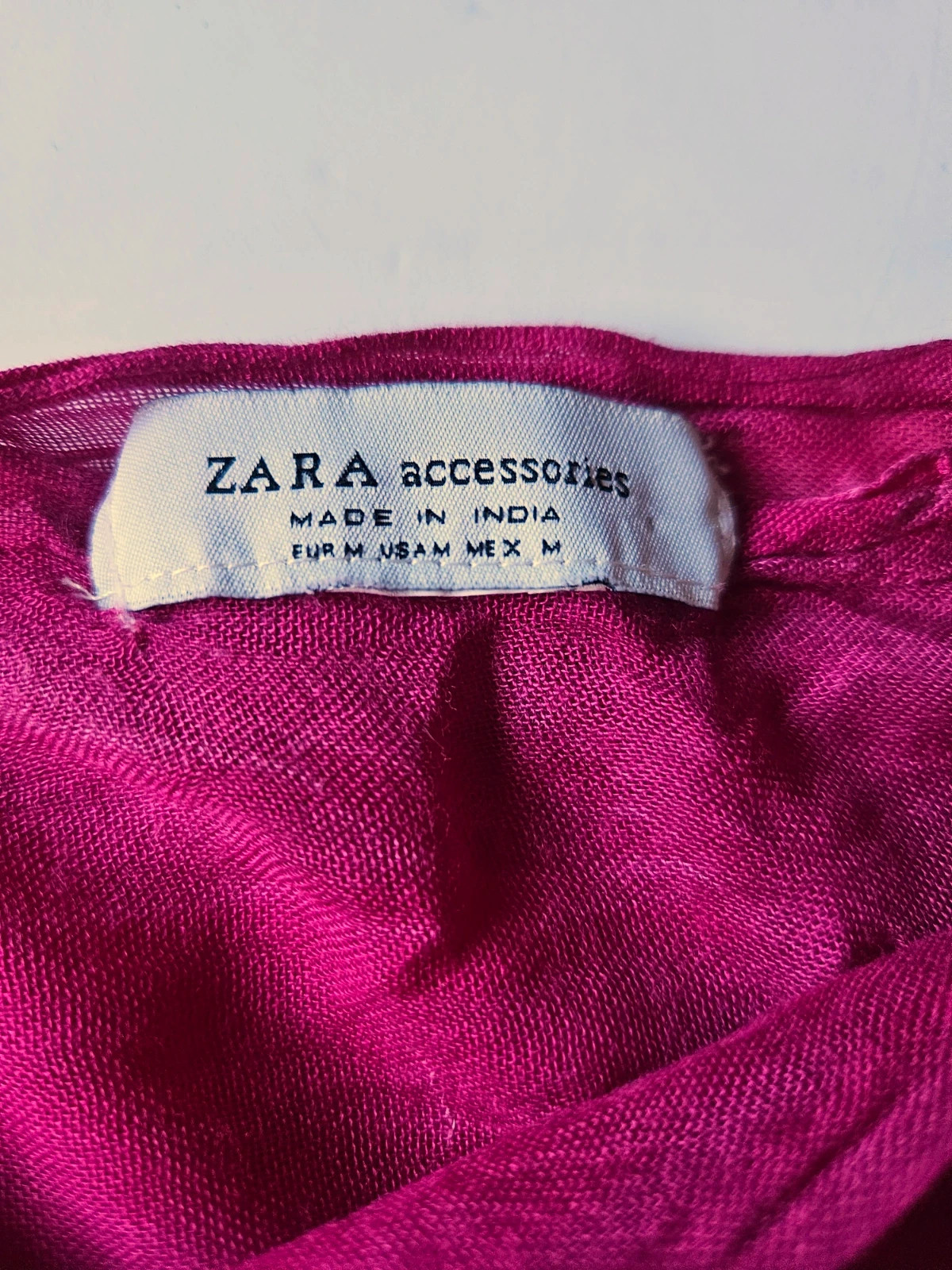 Pañuelo fucsia Zara Accessories · suave y ligero · ideal entretiempo · perfecto estado – Zara 5
