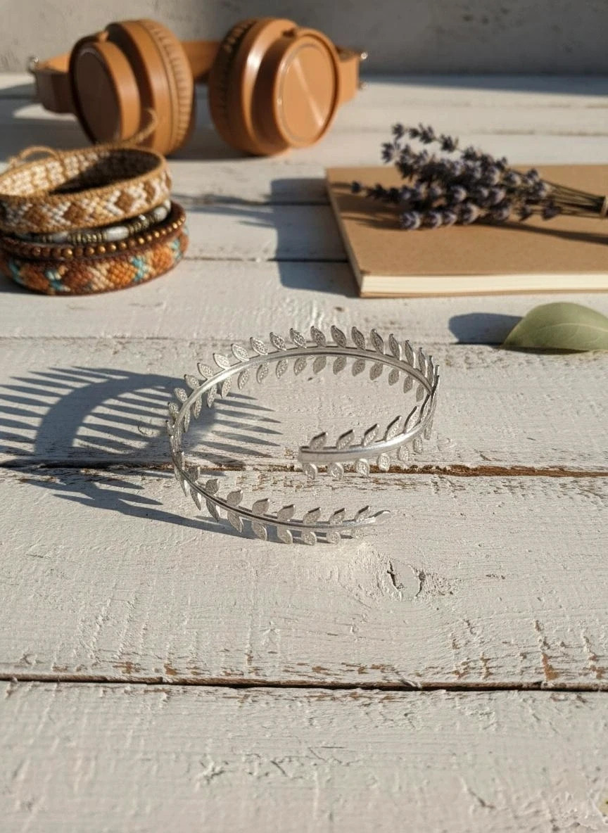 Pulsera boho plateada brillante hoja abierta estilo étnico artesanal nueva sin uso