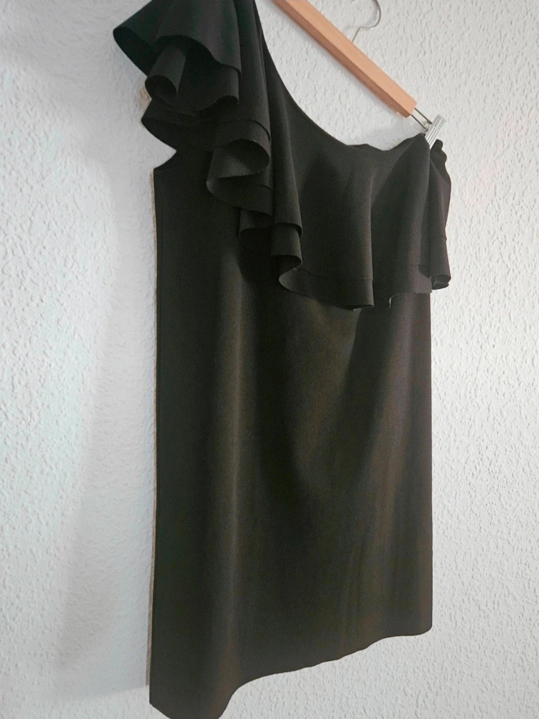 Vestido negro Mango talla L elegante con volante en hombro estilo clásico – Mango – taille L / 40 / 12 3