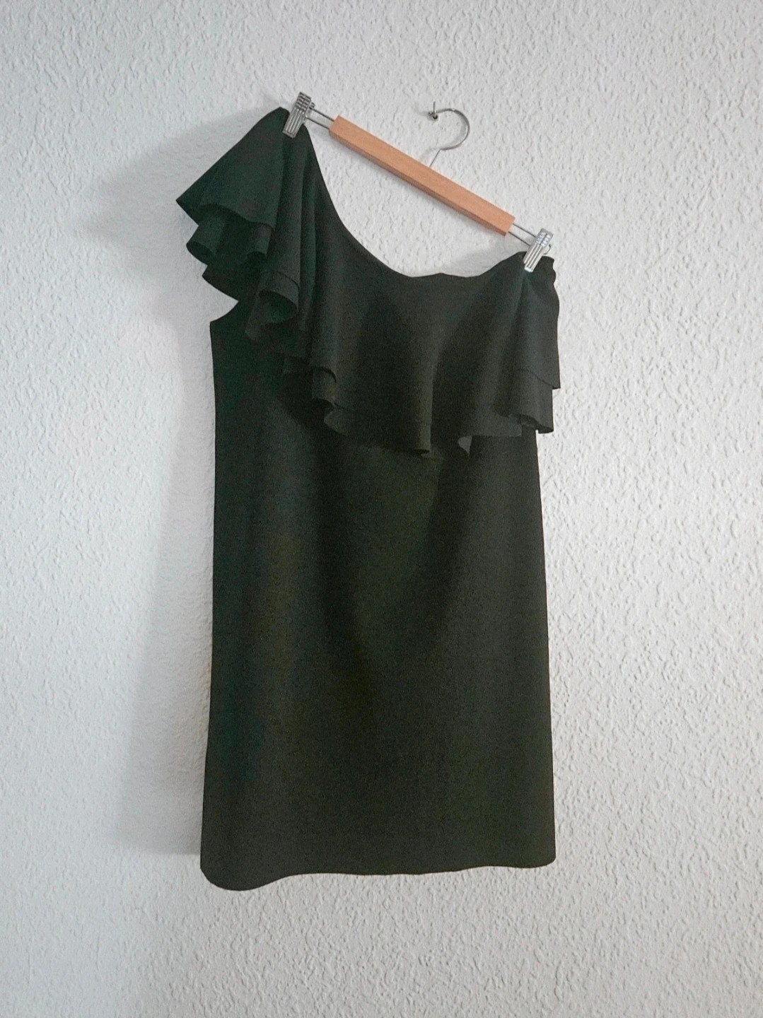 Vestido negro Mango talla L elegante con volante en hombro estilo clásico – Mango – taille L / 40 / 12 2