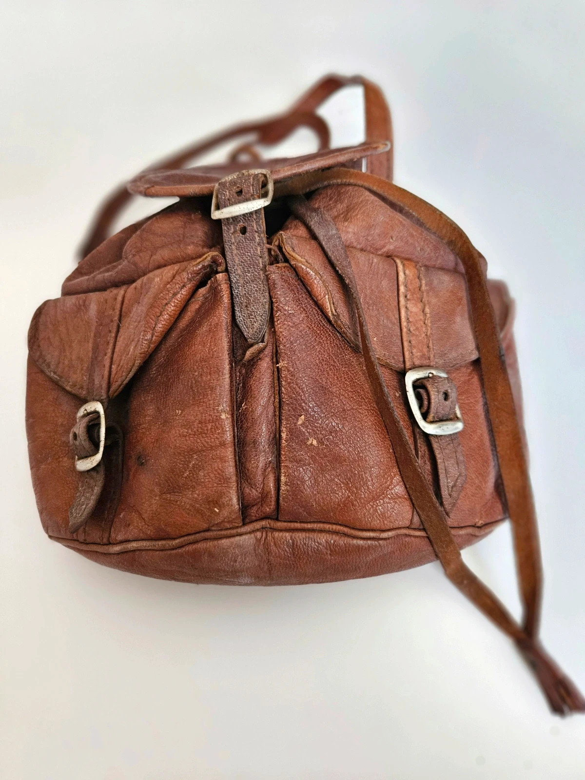 Vintage small leather backpack · Brown aged finish · Retro urban style · Compact size – Vintage Dressing 3