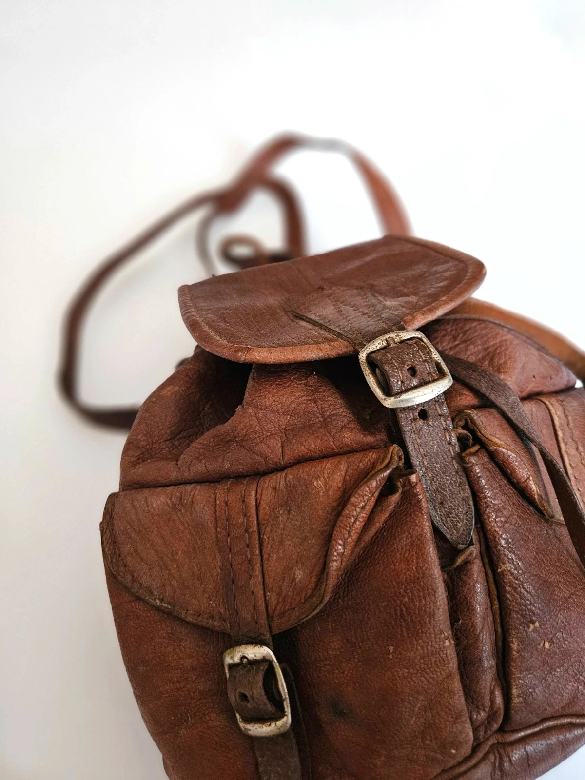 Vintage small leather backpack · Brown aged finish · Retro urban style · Compact size – Vintage Dressing 4