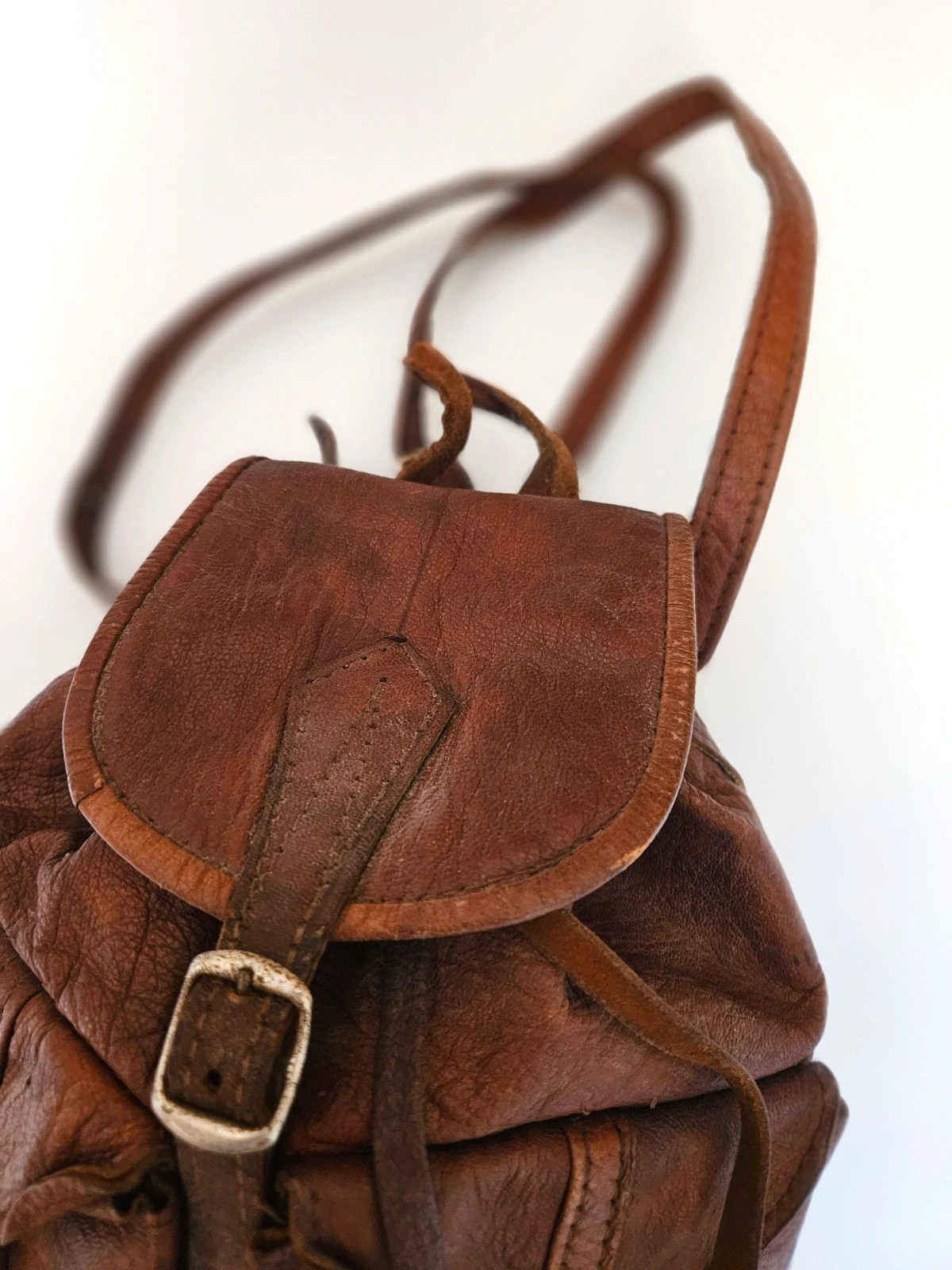 Vintage small leather backpack · Brown aged finish · Retro urban style · Compact size – Vintage Dressing 5