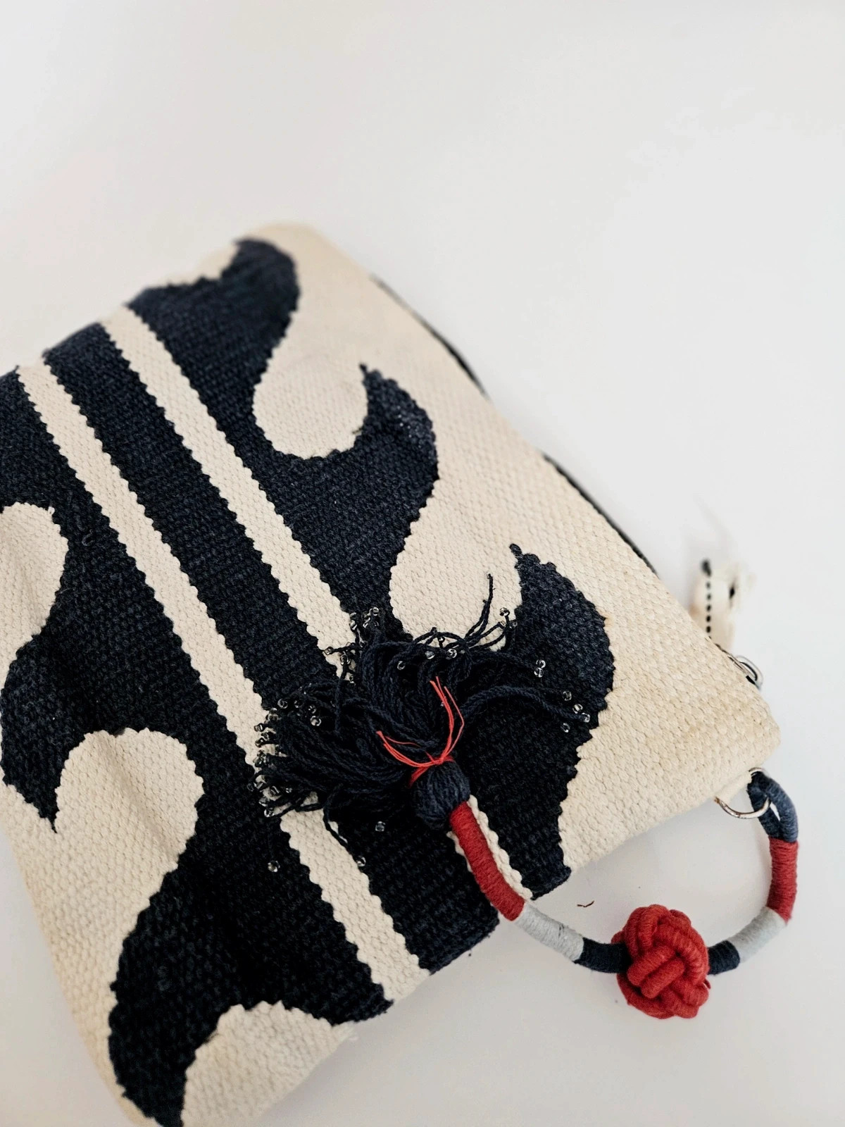 Oysho woven clutch · Boho artisan style · Blue & cream · Tassel detail – Oysho 4