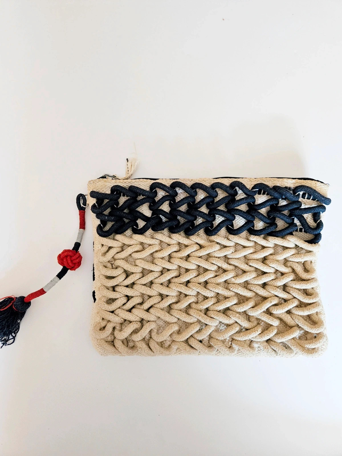 Oysho woven clutch · Boho artisan style · Blue & cream · Tassel detail – Oysho 3