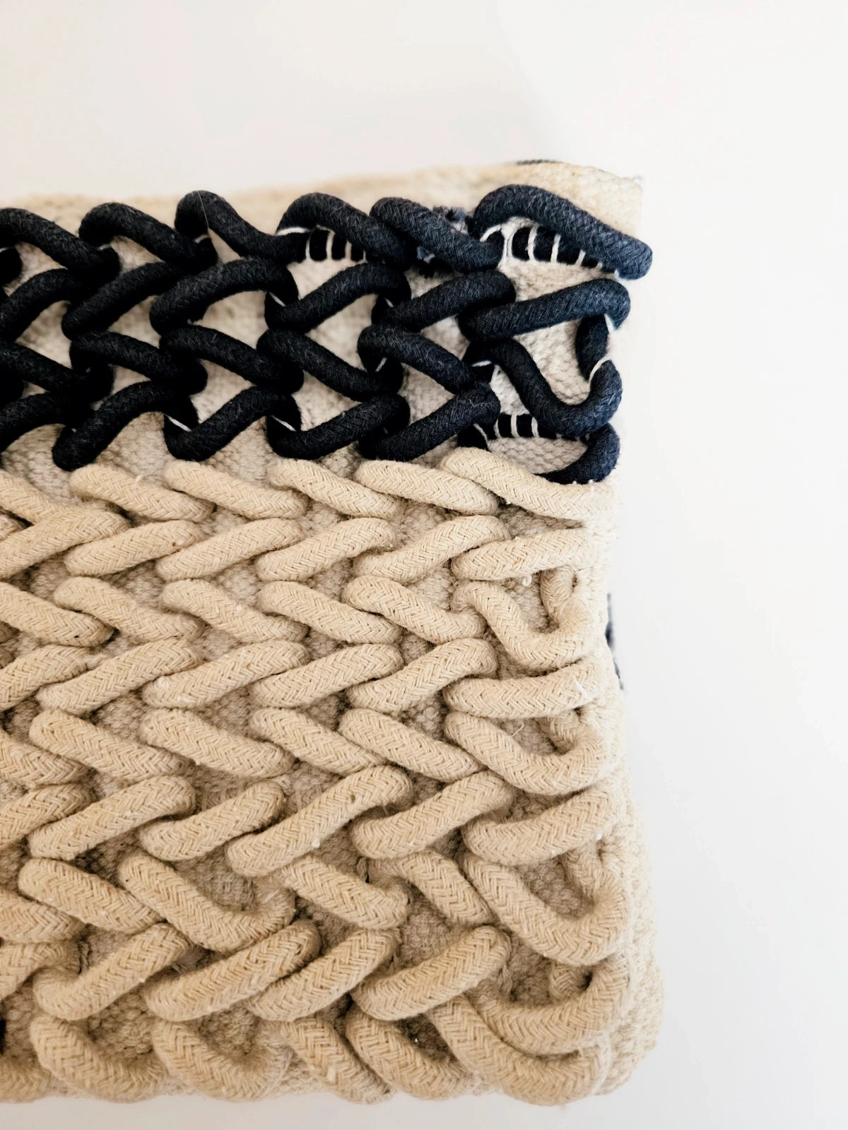 Oysho woven clutch · Boho artisan style · Blue & cream · Tassel detail – Oysho 5