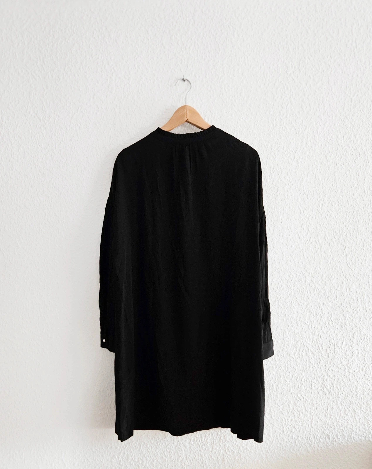 Vestido negro Mango L elegante minimal con botones dorados – Mango – taille L / 40 / 12 5