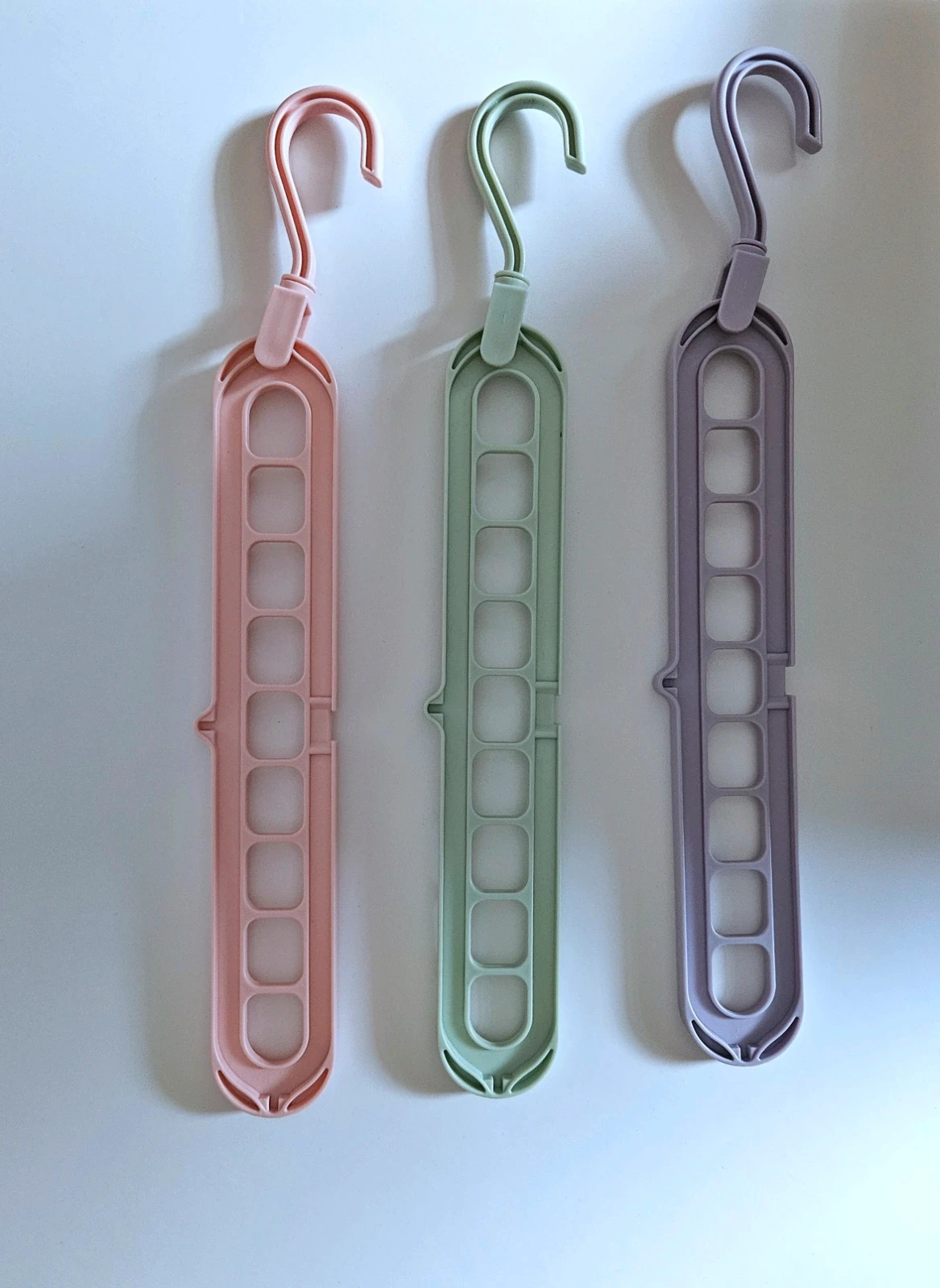 Organizadores de perchas Primark · multi-slot hangers · ahorro de espacio · 3 € – Primark 3