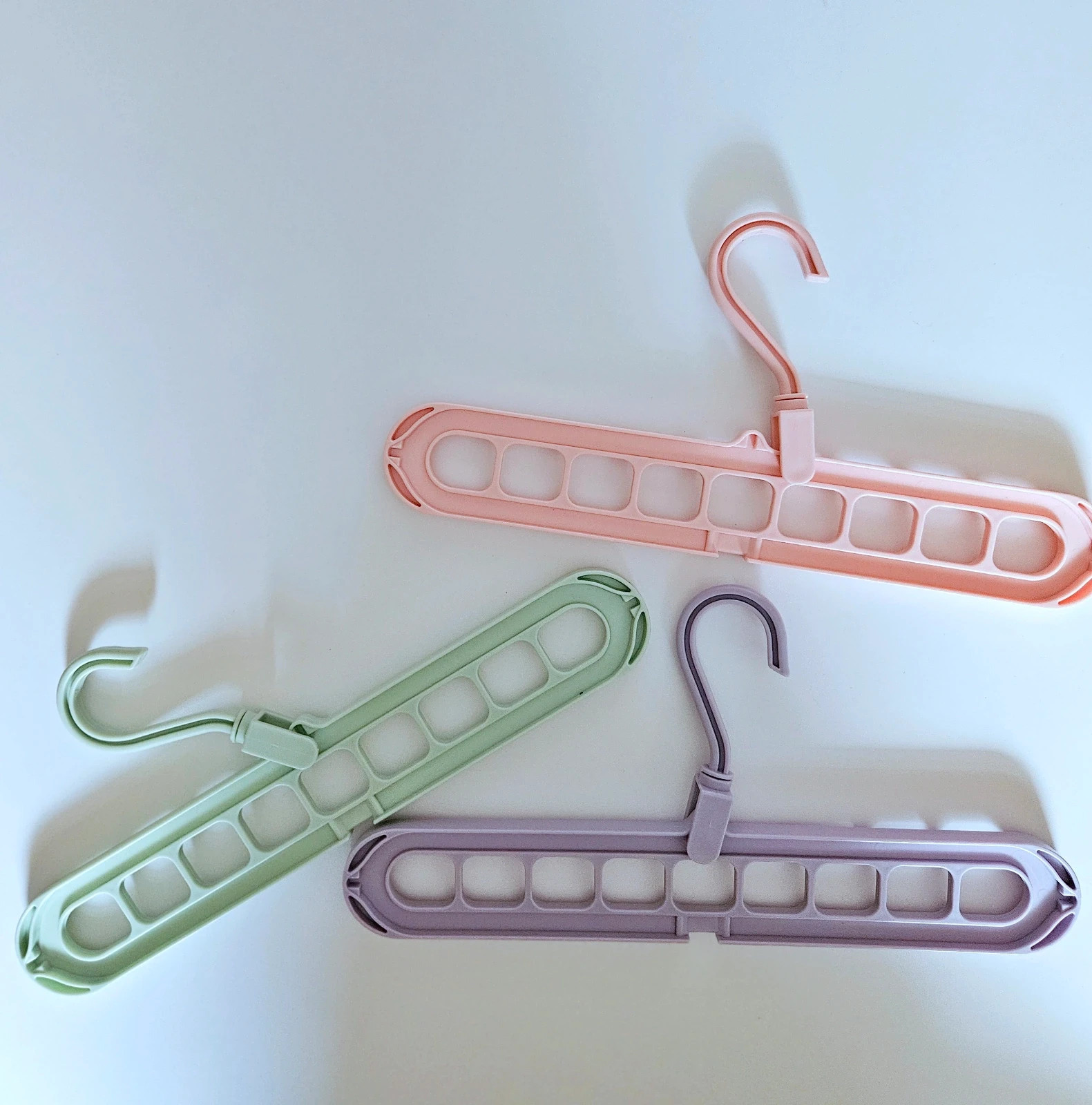 Organizadores de perchas Primark · multi-slot hangers · ahorro de espacio · 3 € – Primark