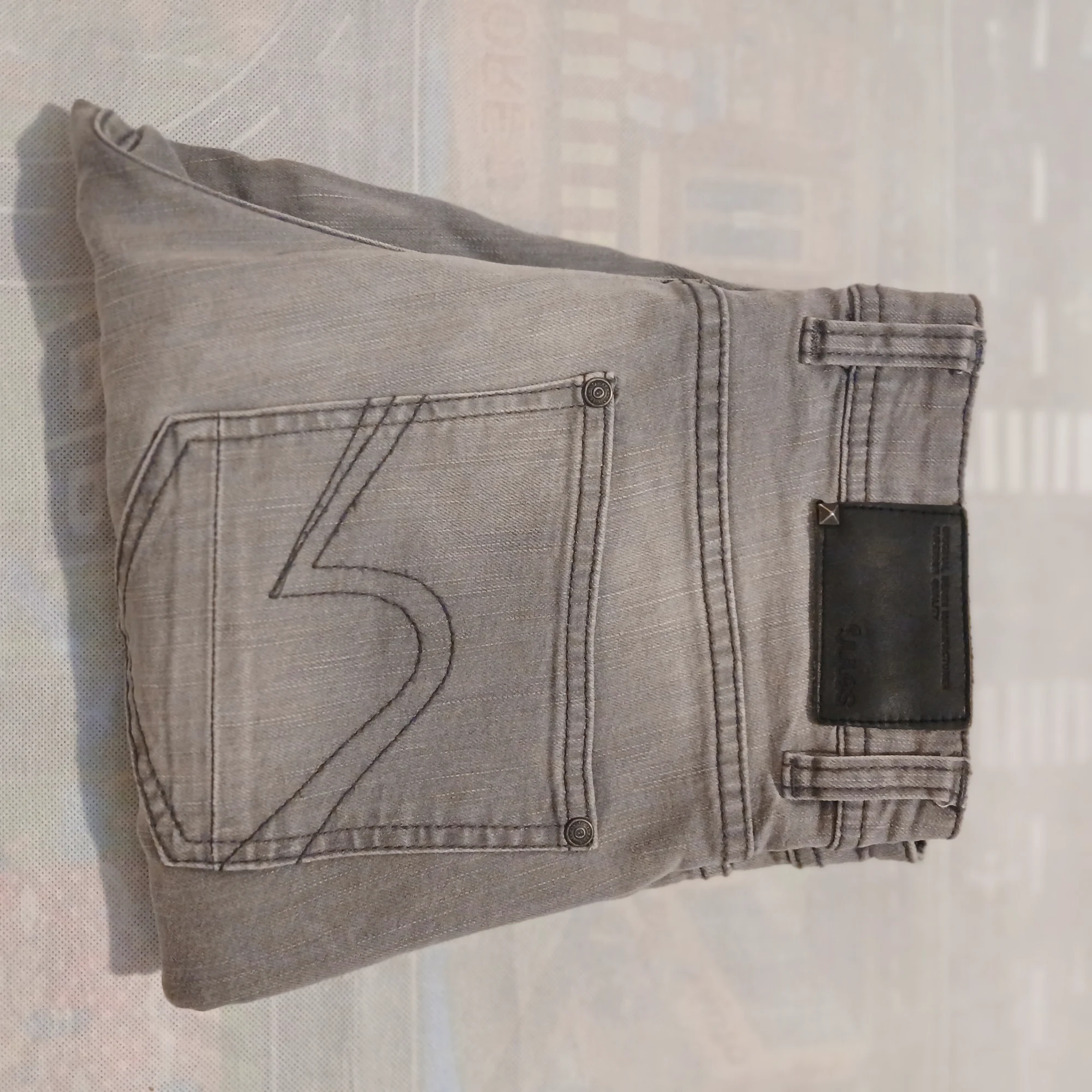 Jean droit gris homme