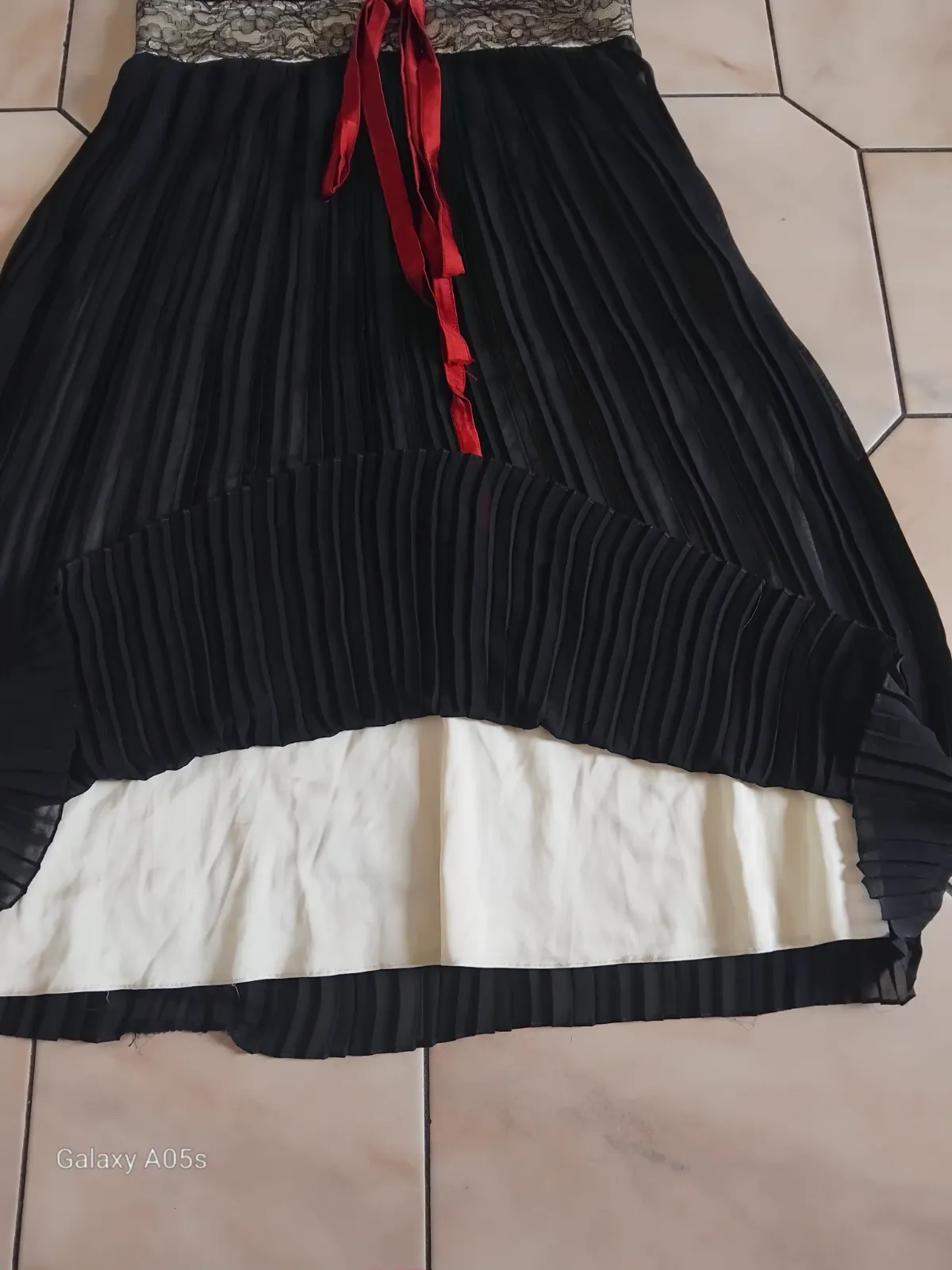 Robe plissée noire avec bretelles rayées – BGN – taille M 4
