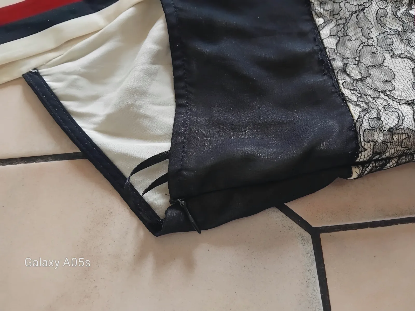 Robe plissée noire avec bretelles rayées – BGN – taille M 9
