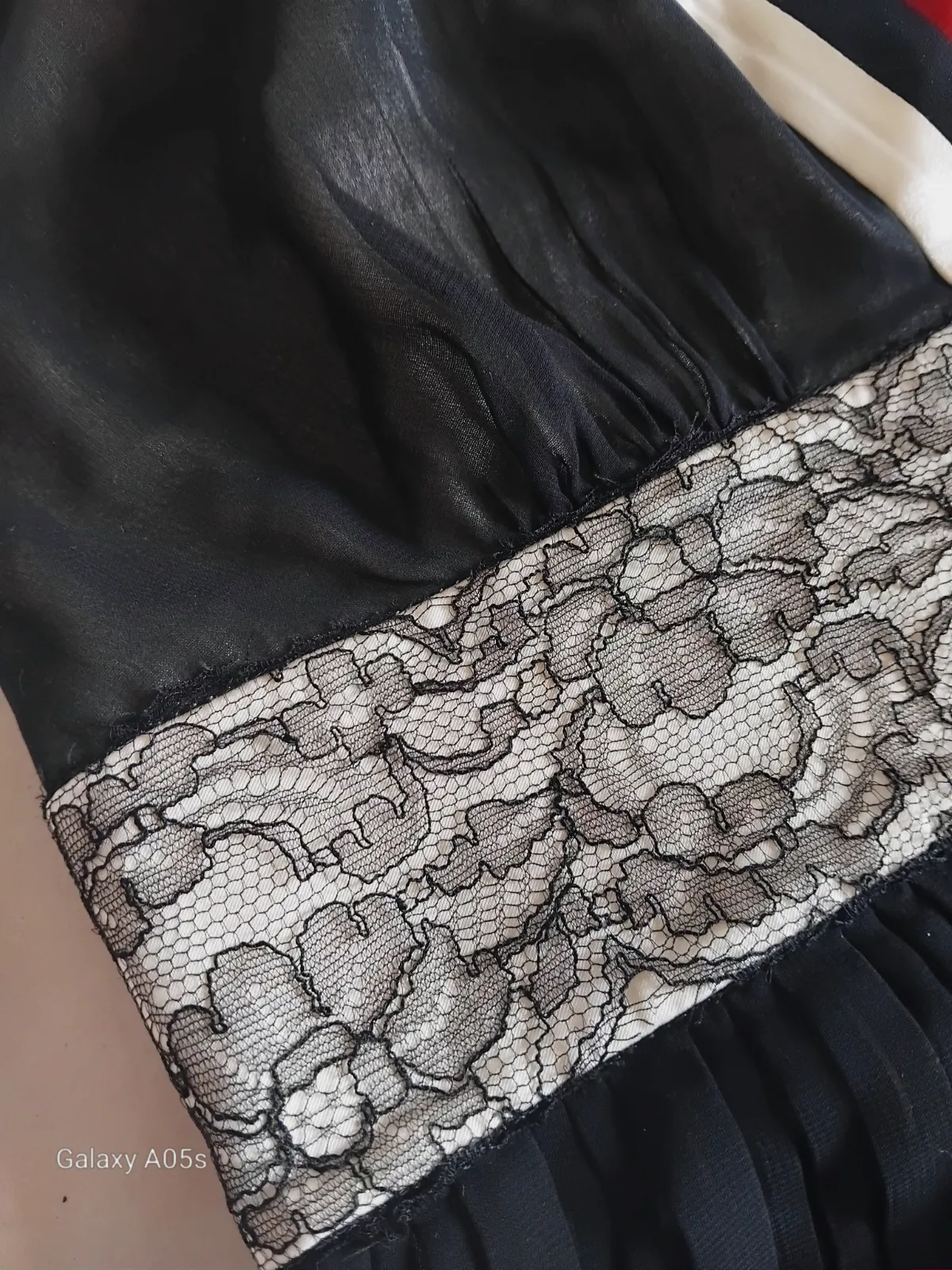 Robe plissée noire avec bretelles rayées – BGN – taille M 5