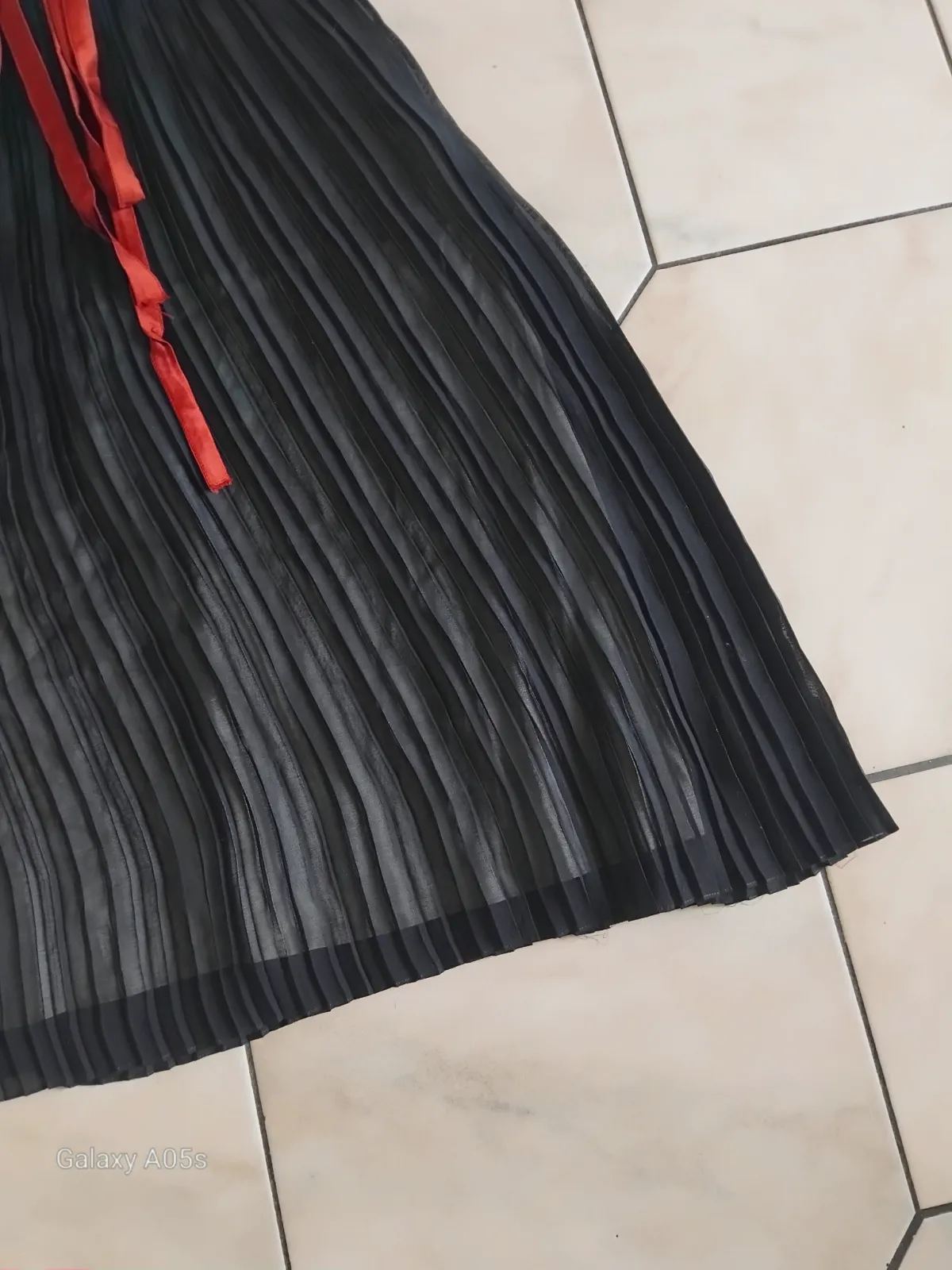 Robe plissée noire avec bretelles rayées – BGN – taille M 3