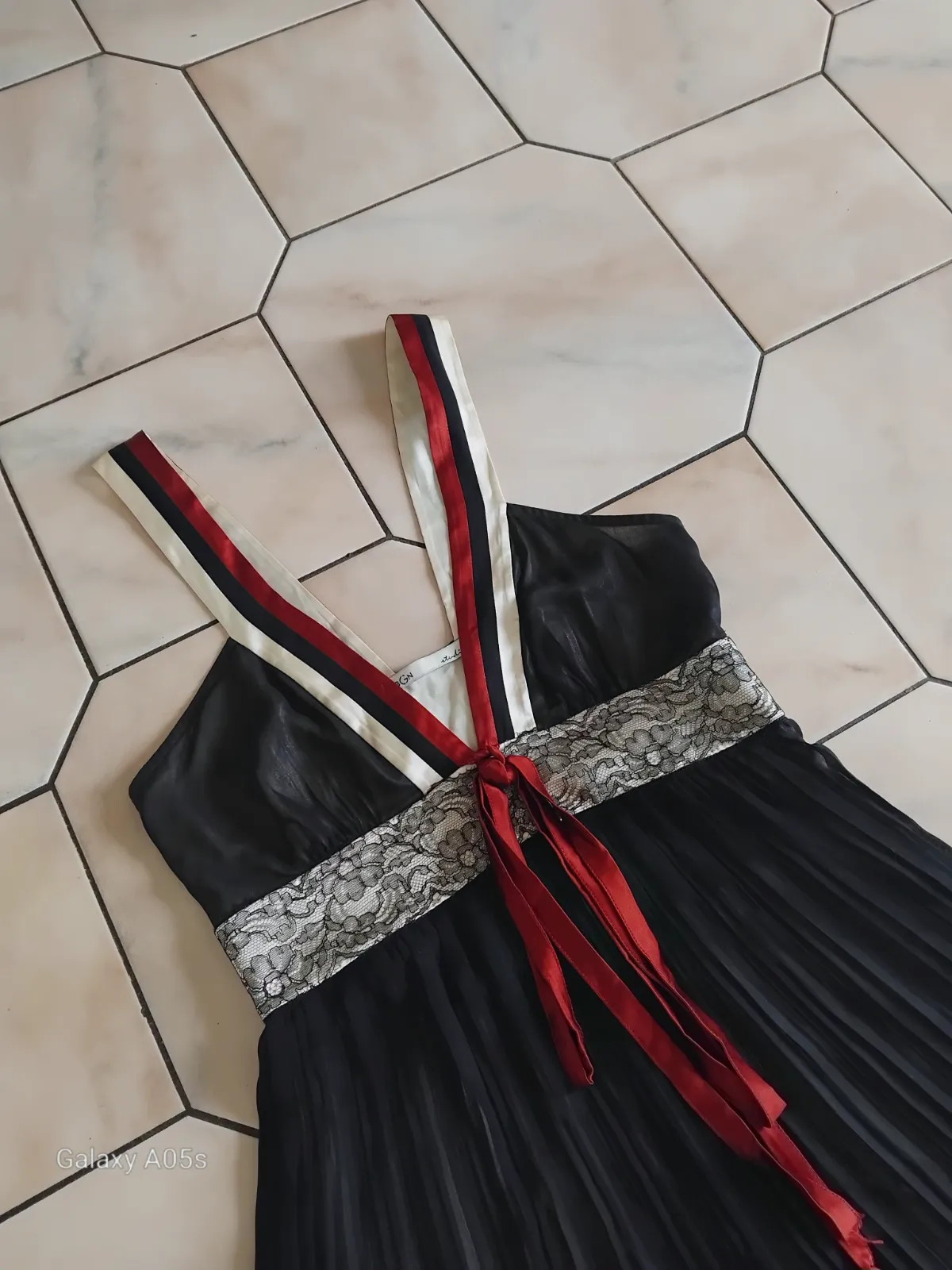 Robe plissée noire avec bretelles rayées – BGN – taille M 2