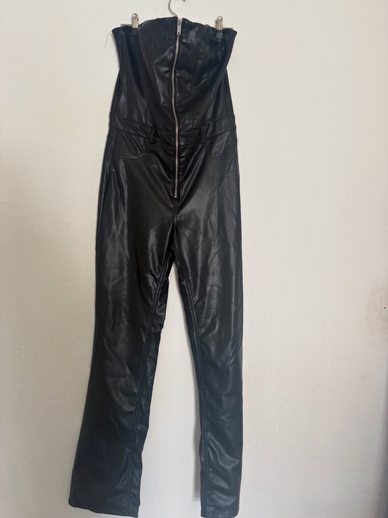 Combinaison en simili cuir noir pull&bear taille L 