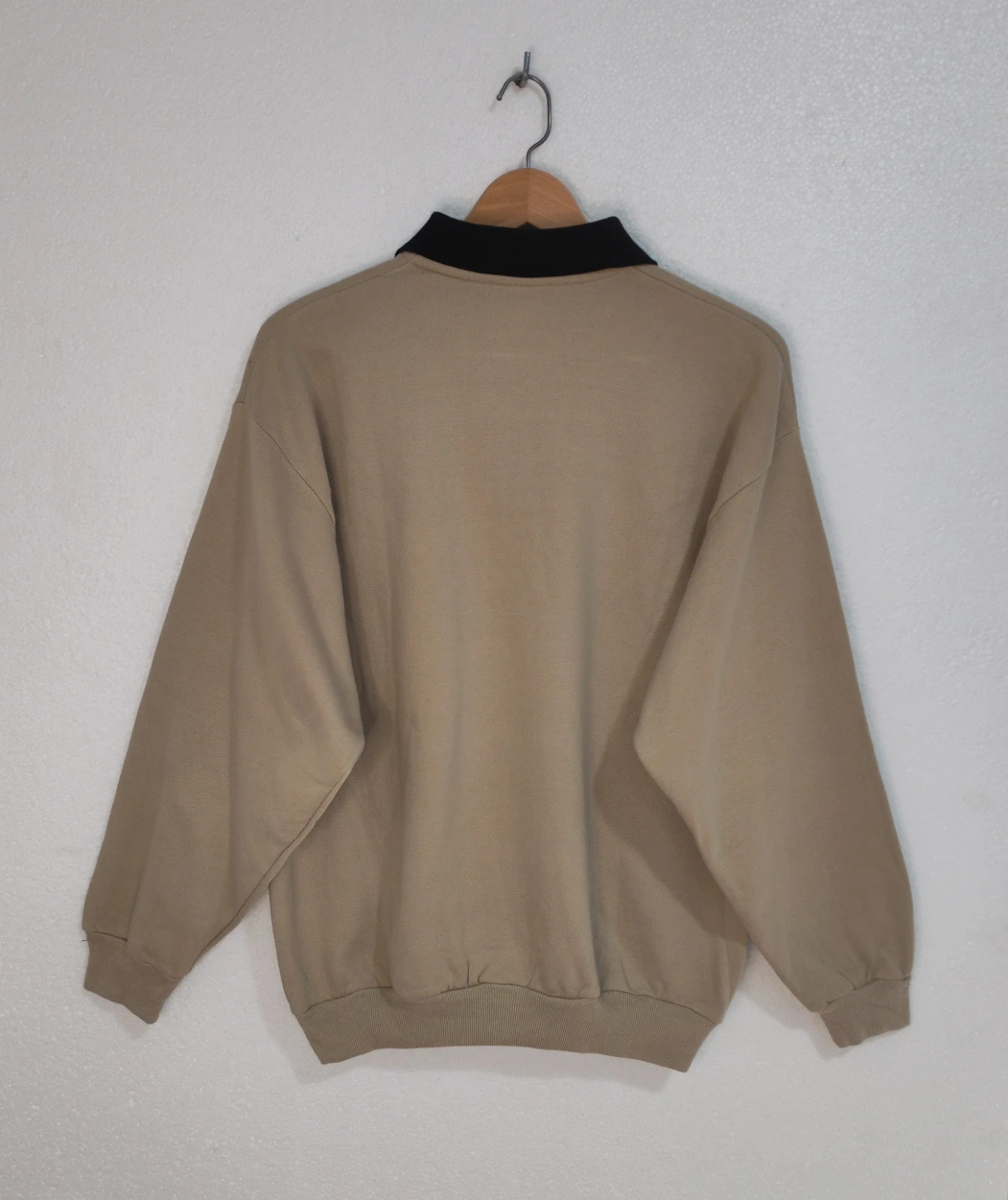 Sudadera Vintage Preppy beige estilo polo con cuello negro y bordado Talla M – Vintage Dressing – taille M 4