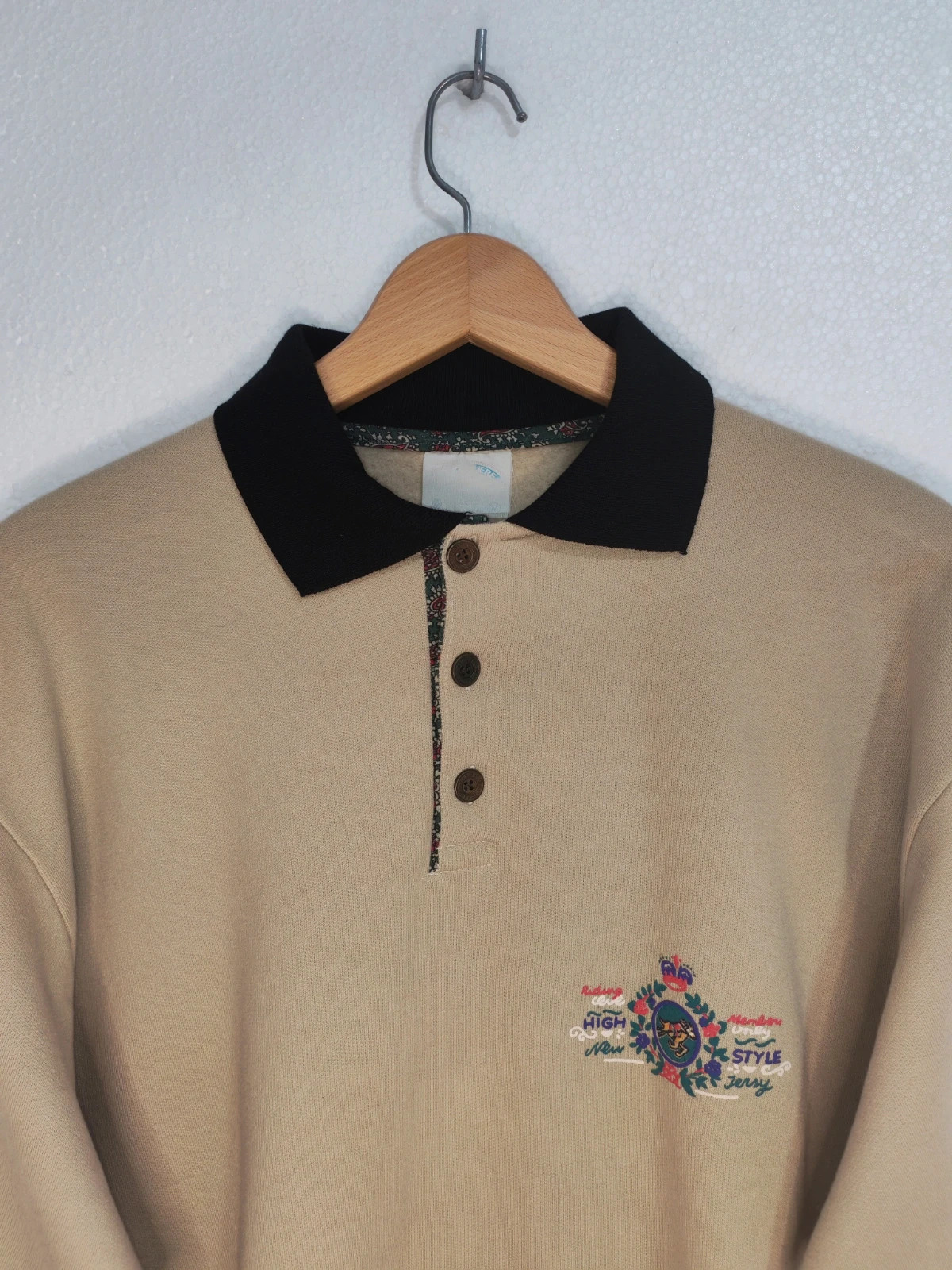 Sudadera Vintage Preppy beige estilo polo con cuello negro y bordado Talla M – Vintage Dressing – taille M 2