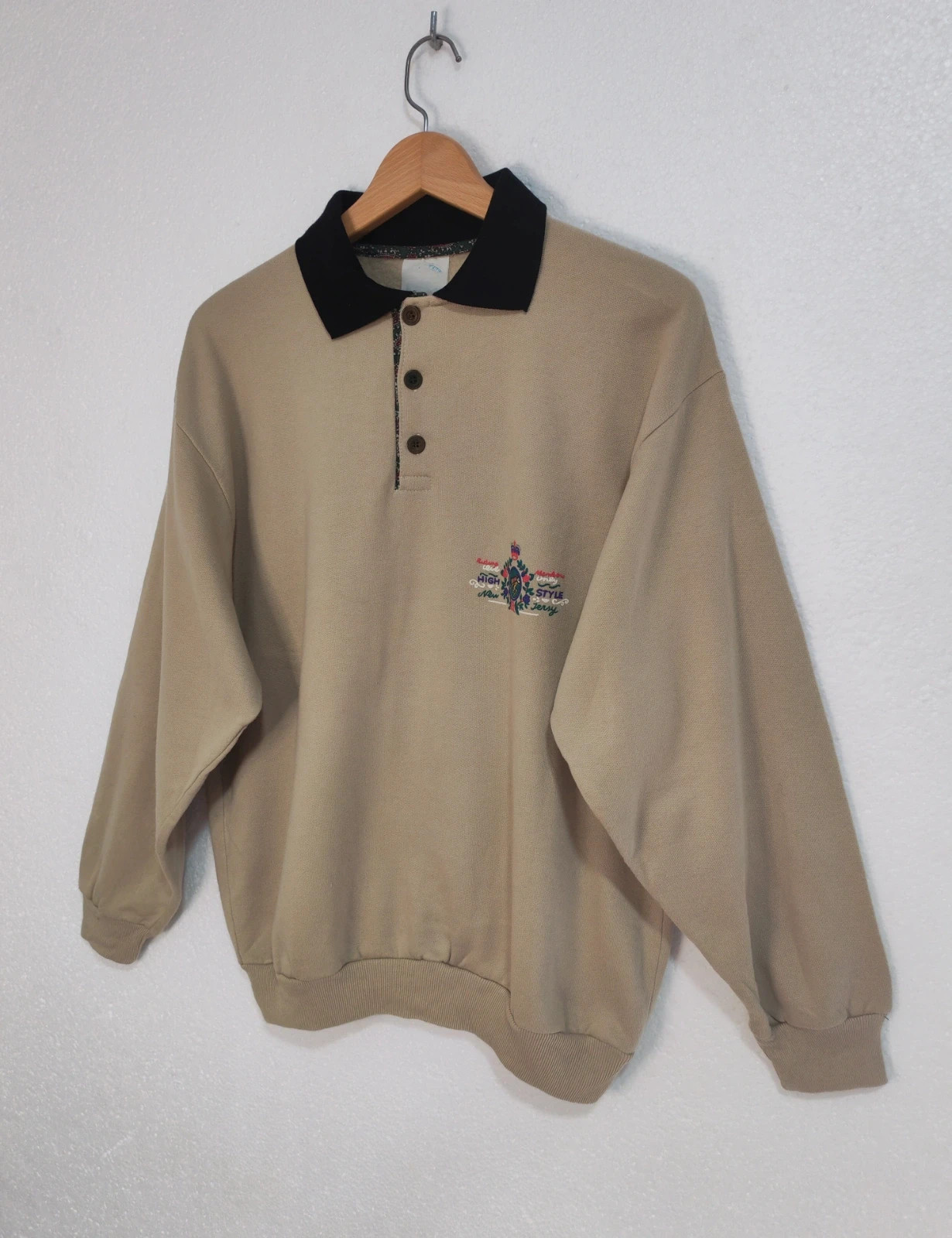 Sudadera Vintage Preppy beige estilo polo con cuello negro y bordado Talla M – Vintage Dressing – taille M 5