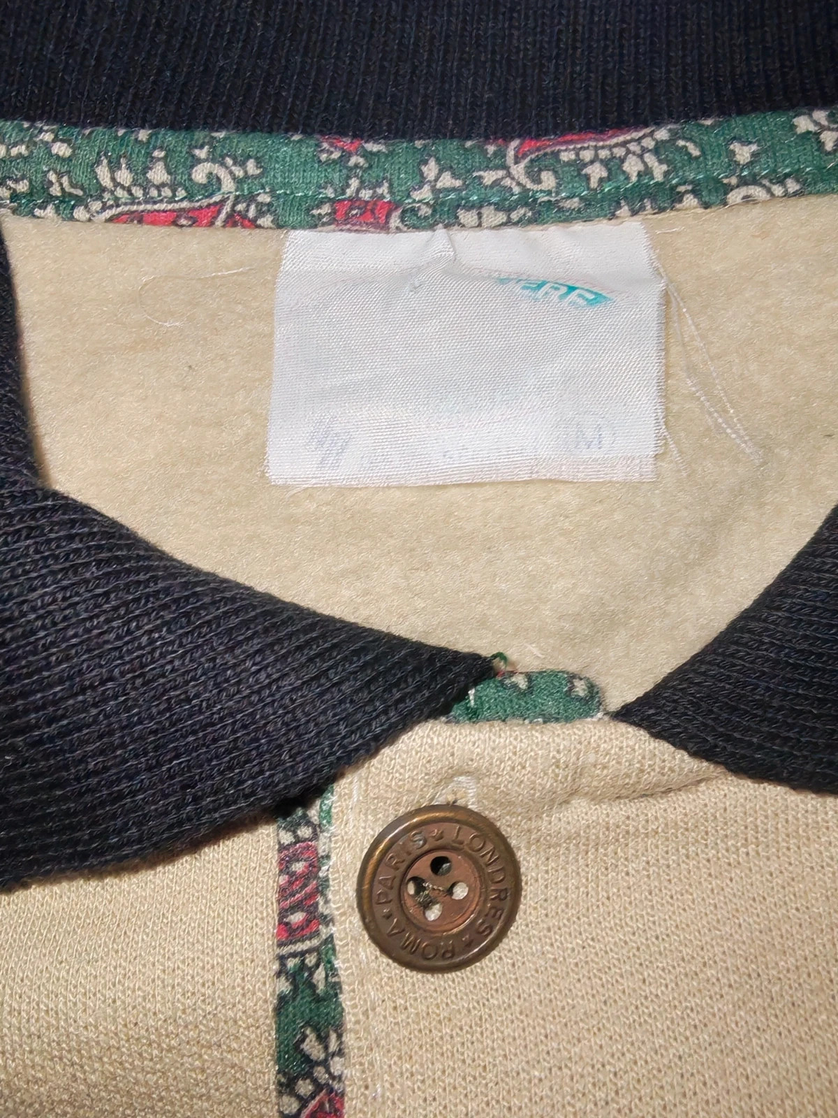 Sudadera Vintage Preppy beige estilo polo con cuello negro y bordado Talla M – Vintage Dressing – taille M 3