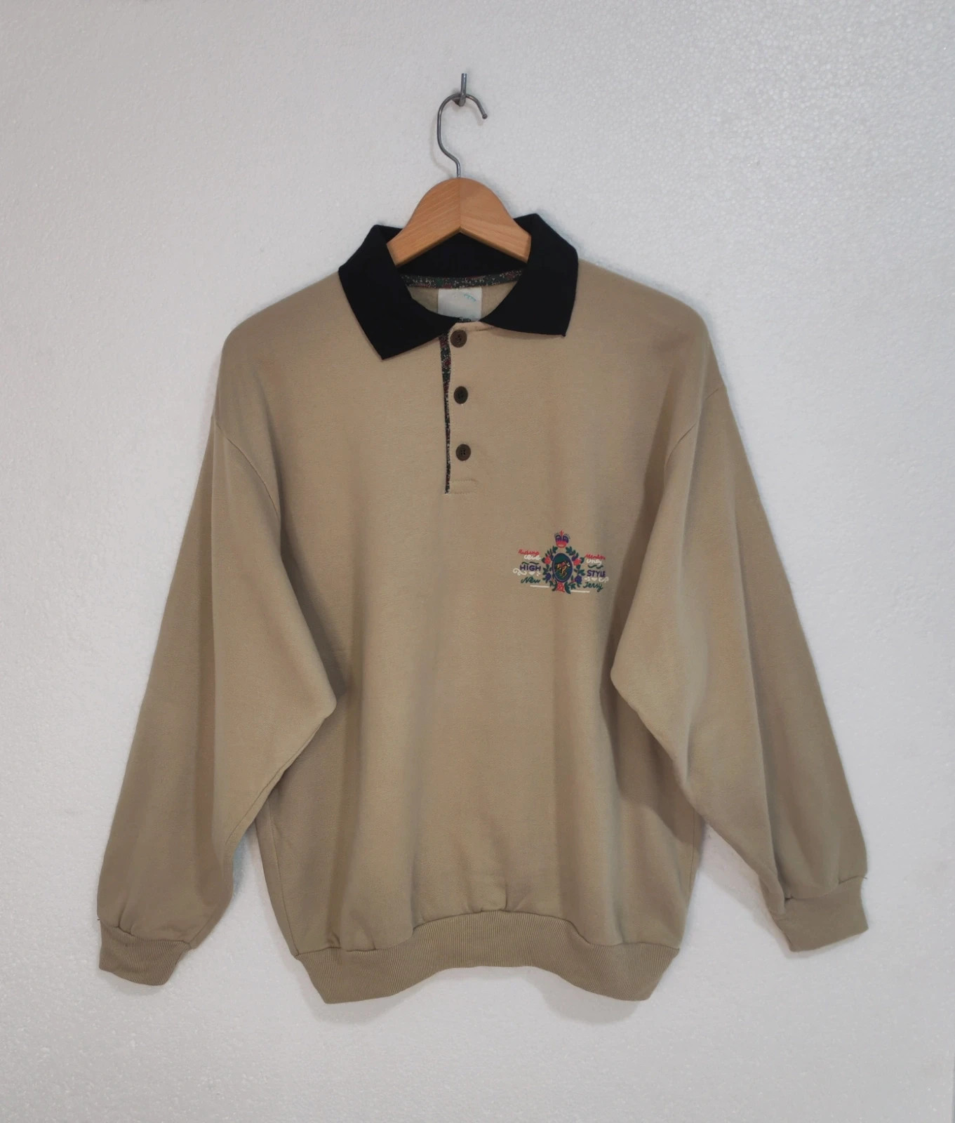 Sudadera Vintage Preppy beige estilo polo con cuello negro y bordado Talla M – Vintage Dressing – taille M
