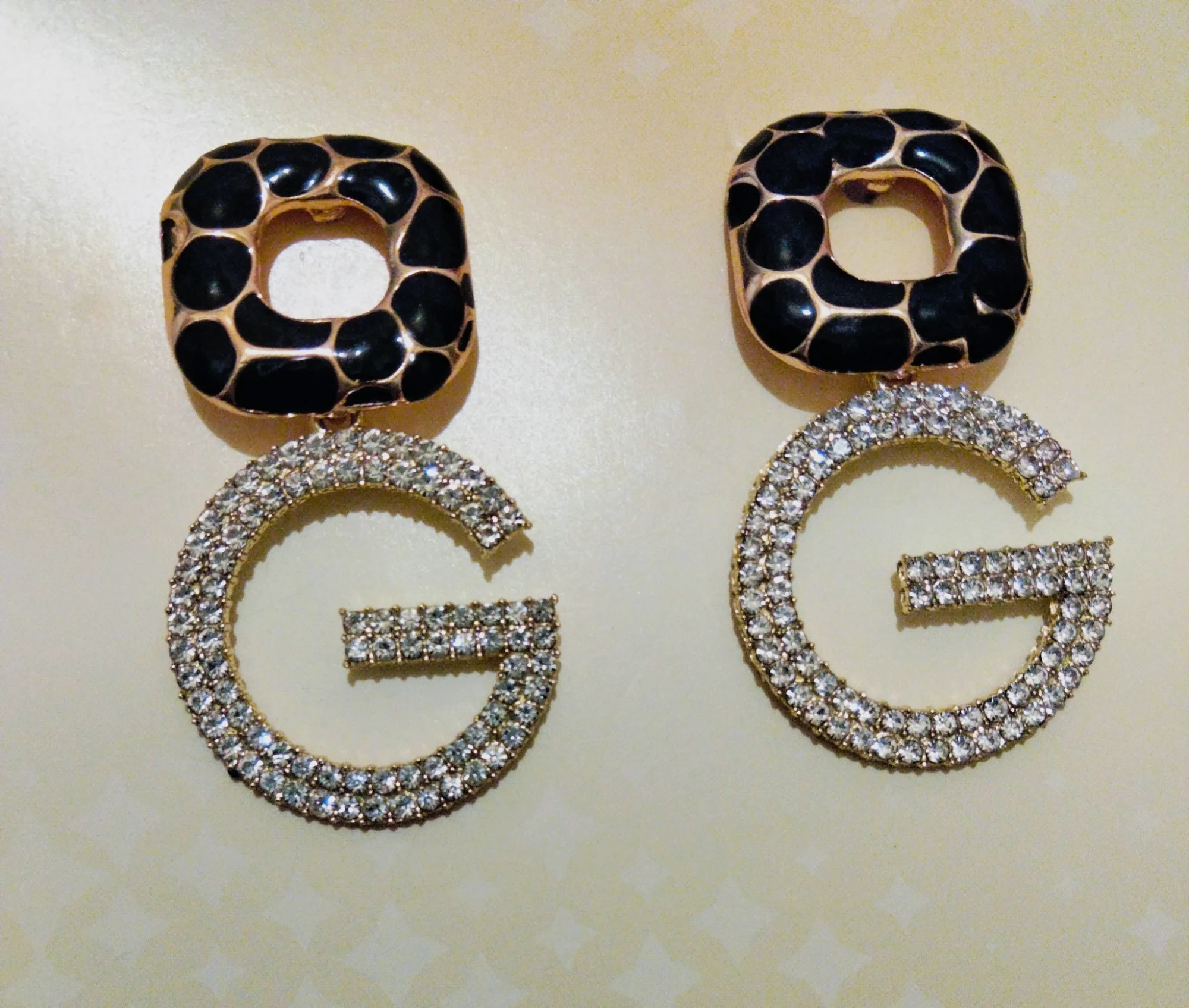 Magnifique boucle d'oreille contraste doré 