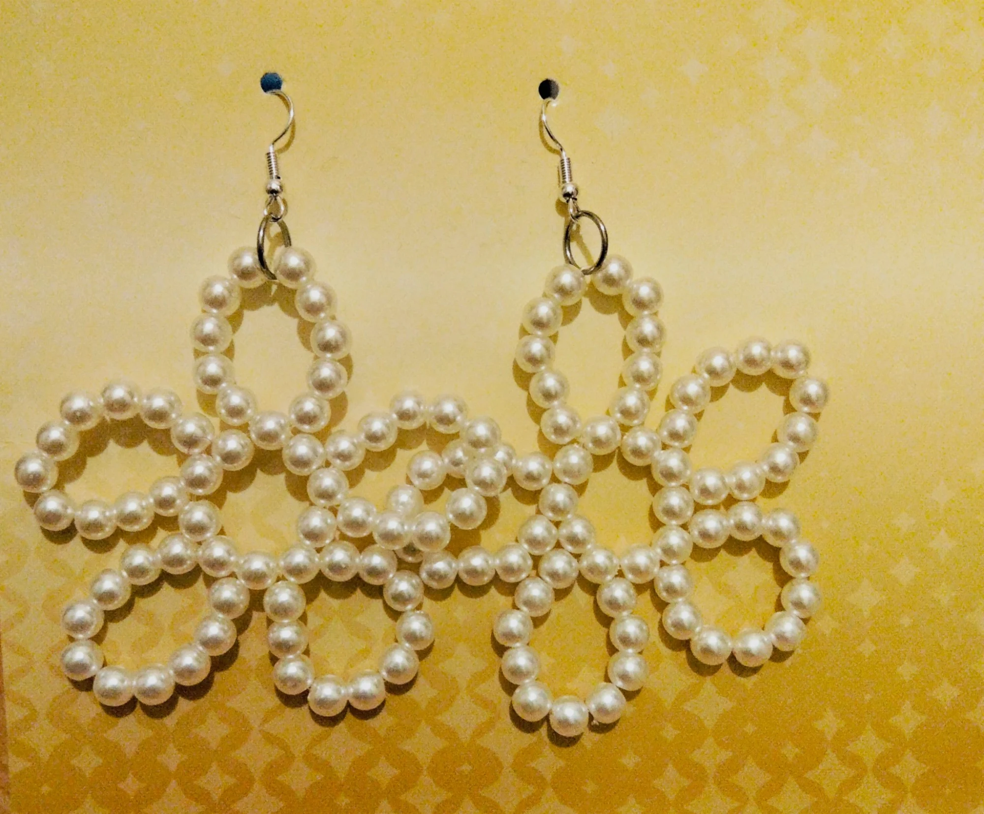 Boucle d'oreille en forme de fleurs a perles 