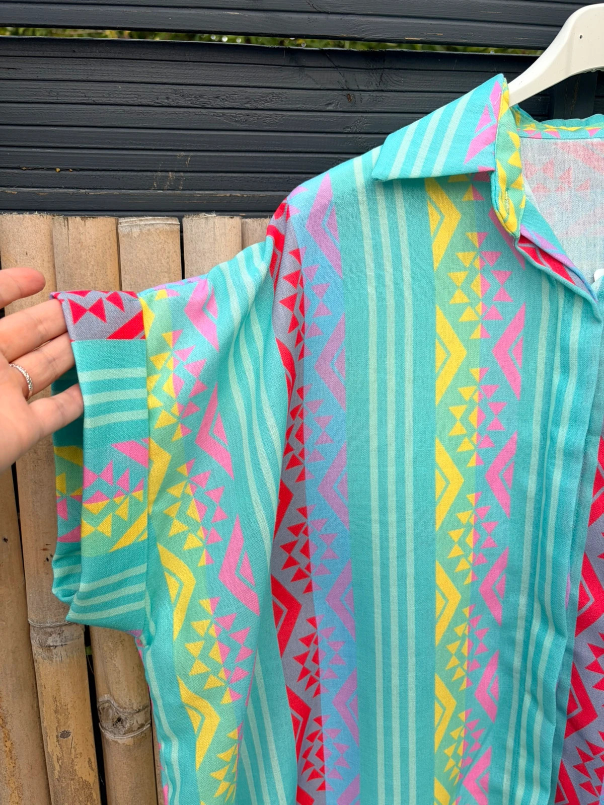 🌈Chemise oversize 40-50 bleu turquoise et logos ethniques – M-Made in Italy – taille Taille unique 2