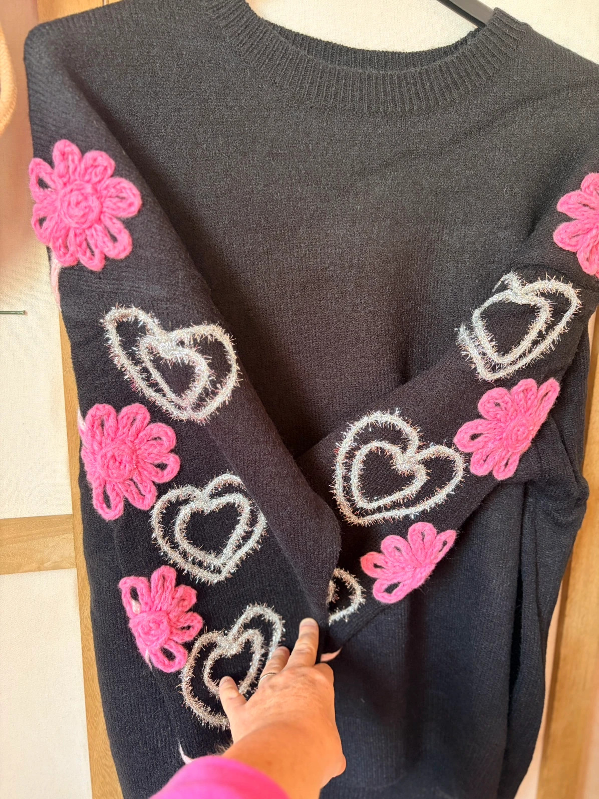 Pull noir 40/48 avec imprimé reliefs manches