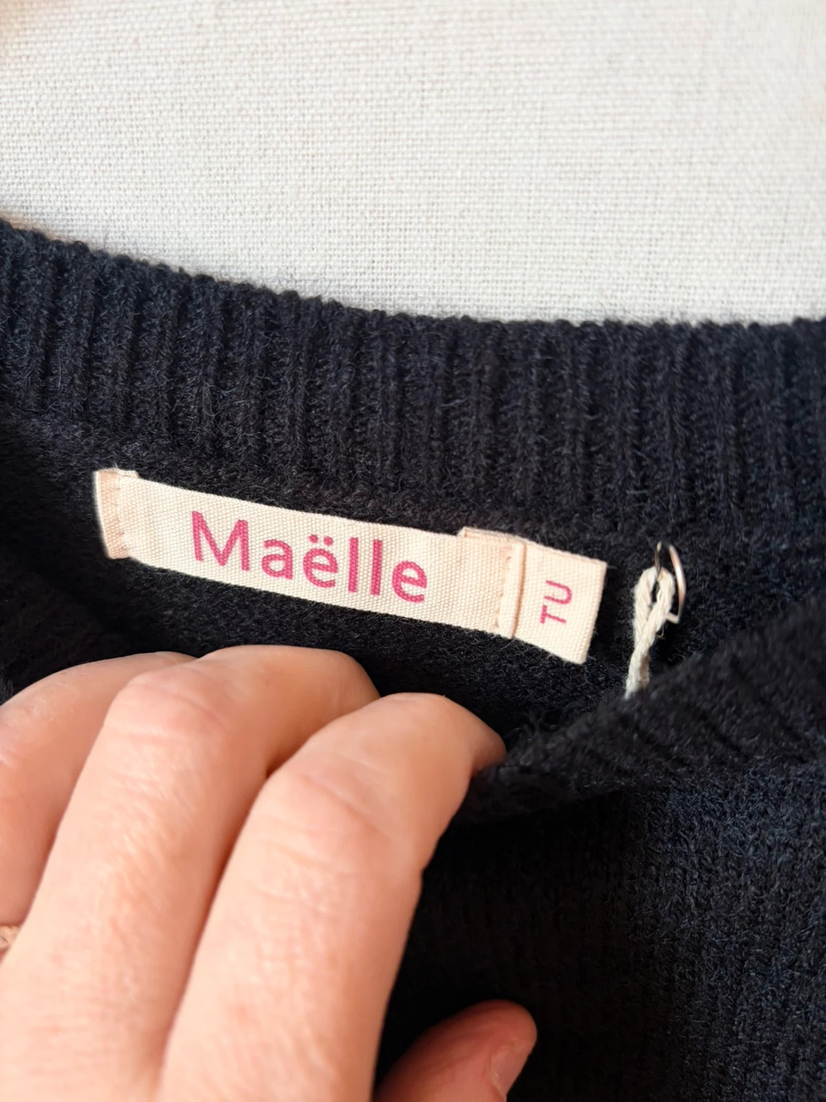 Pull noir 40/48 avec imprimé reliefs manches – Maëlle – taille Taille unique 3