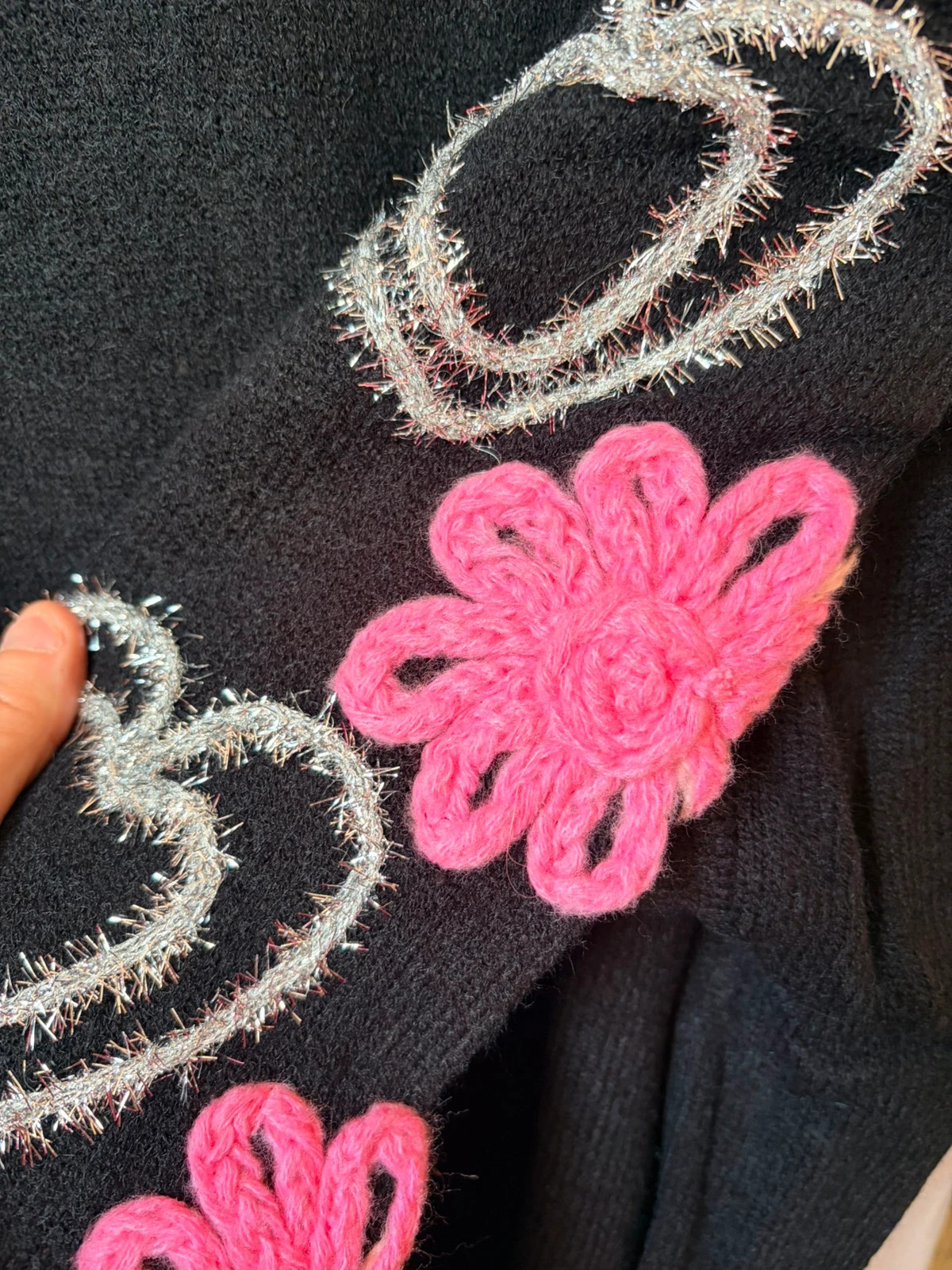 Pull noir 40/48 avec imprimé reliefs manches – Maëlle – taille Taille unique 4