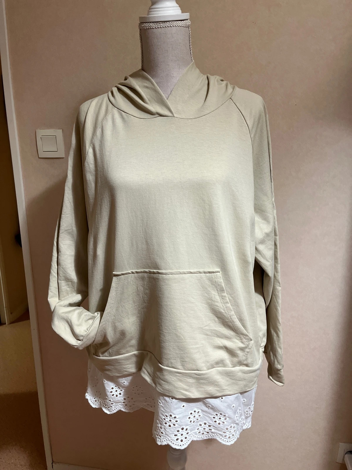 🌸sweat capuche broderie anglaise