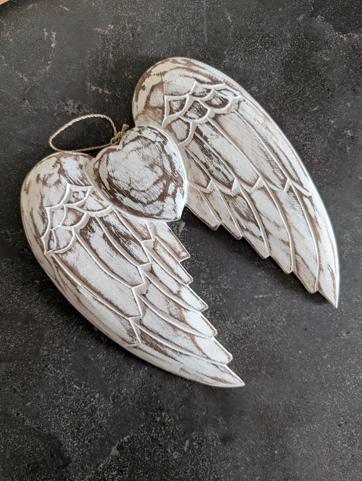 Paire d'ailes d'ange avec coeur en bois blanchi
