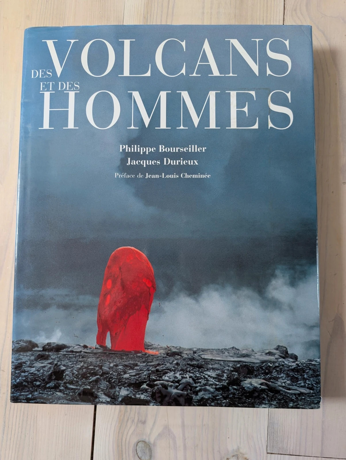 Grand livre "Des Volcans et des Hommes"