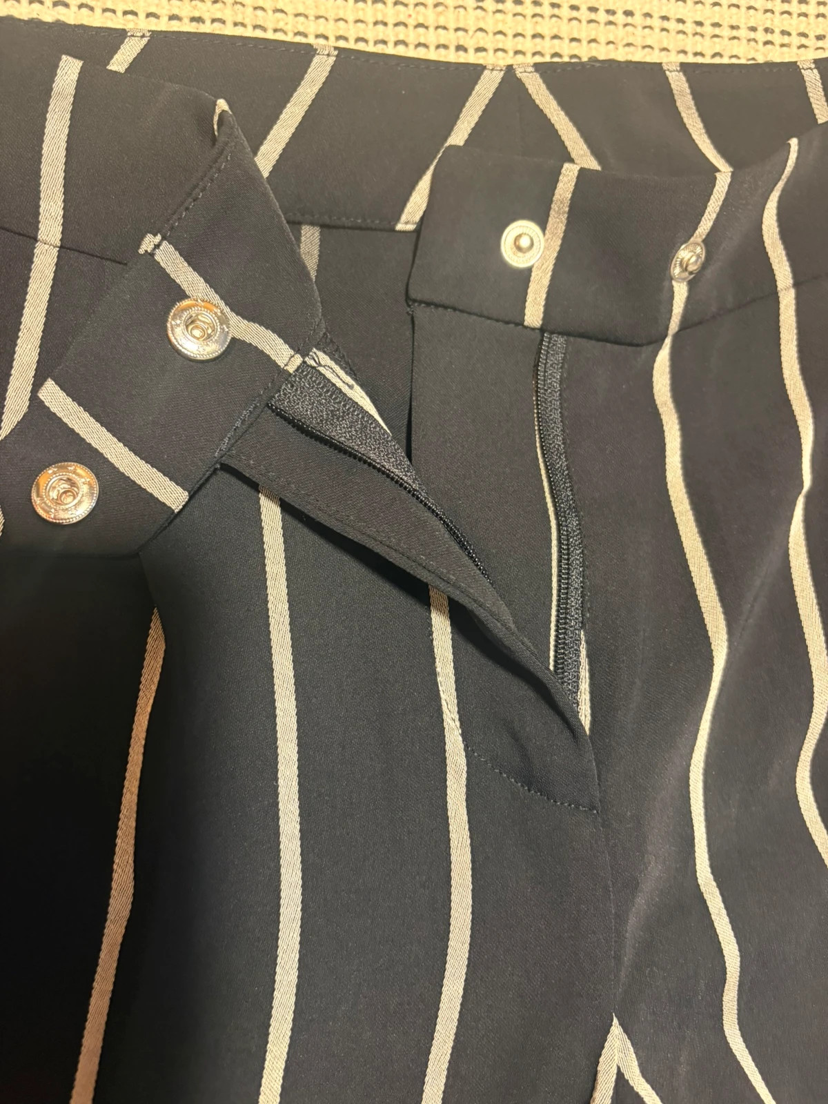 Pantalón de vestir a rayas marinero / Pantalon rayé pinstripe / Striped trousers – Local – taille M / 38 / 10 3