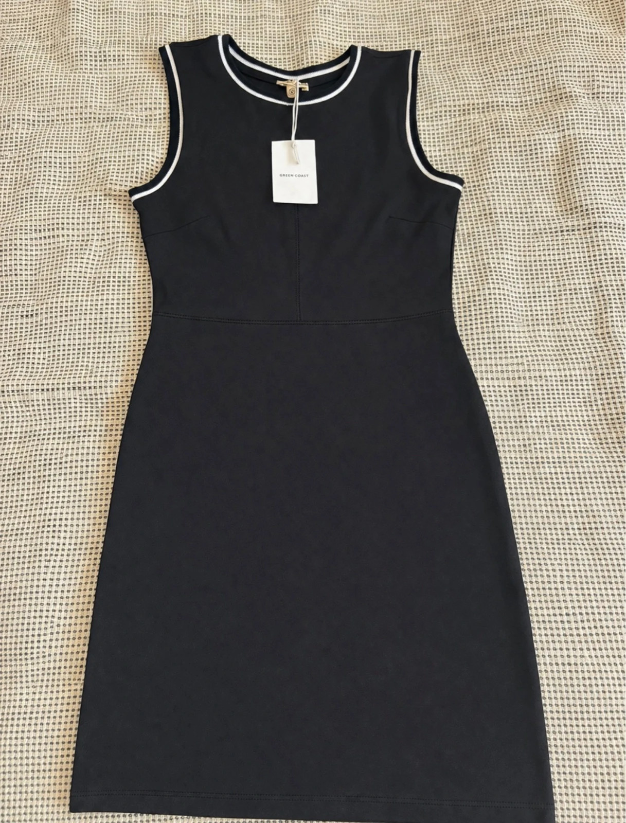 vestido corto sin mangas en color negro de Green Coast talla S