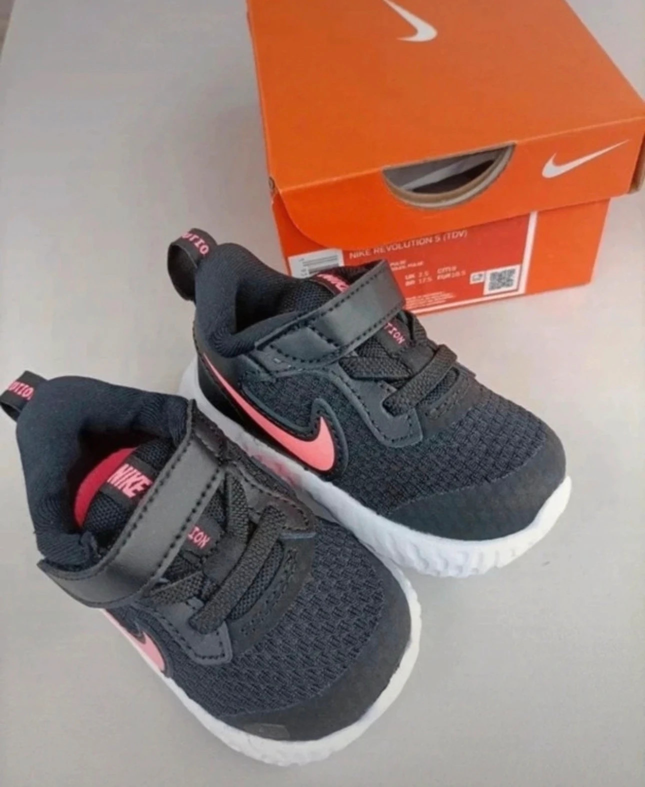 Zapatillas Nike Revolution 5 en color negro con detalles rosas y cierre de velcro (amoi.k) – Nike – taille 18 2