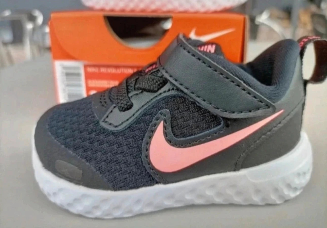 Zapatillas Nike Revolution 5 en color negro con detalles rosas y cierre de velcro (amoi.k) – Nike – taille 18 3