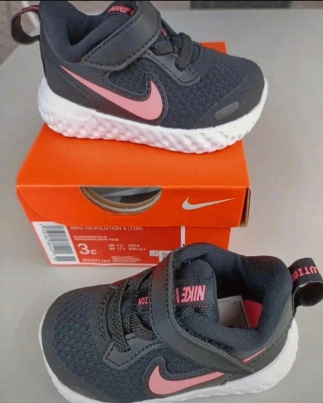 Zapatillas Nike Revolution 5 en color negro con detalles rosas y cierre de velcro (amoi.k) – Nike – taille 18 4