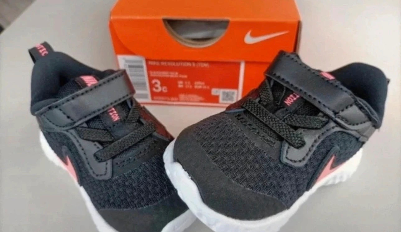 Zapatillas Nike Revolution 5 en color negro con detalles rosas y cierre de velcro (amoi.k) – Nike – taille 18 5