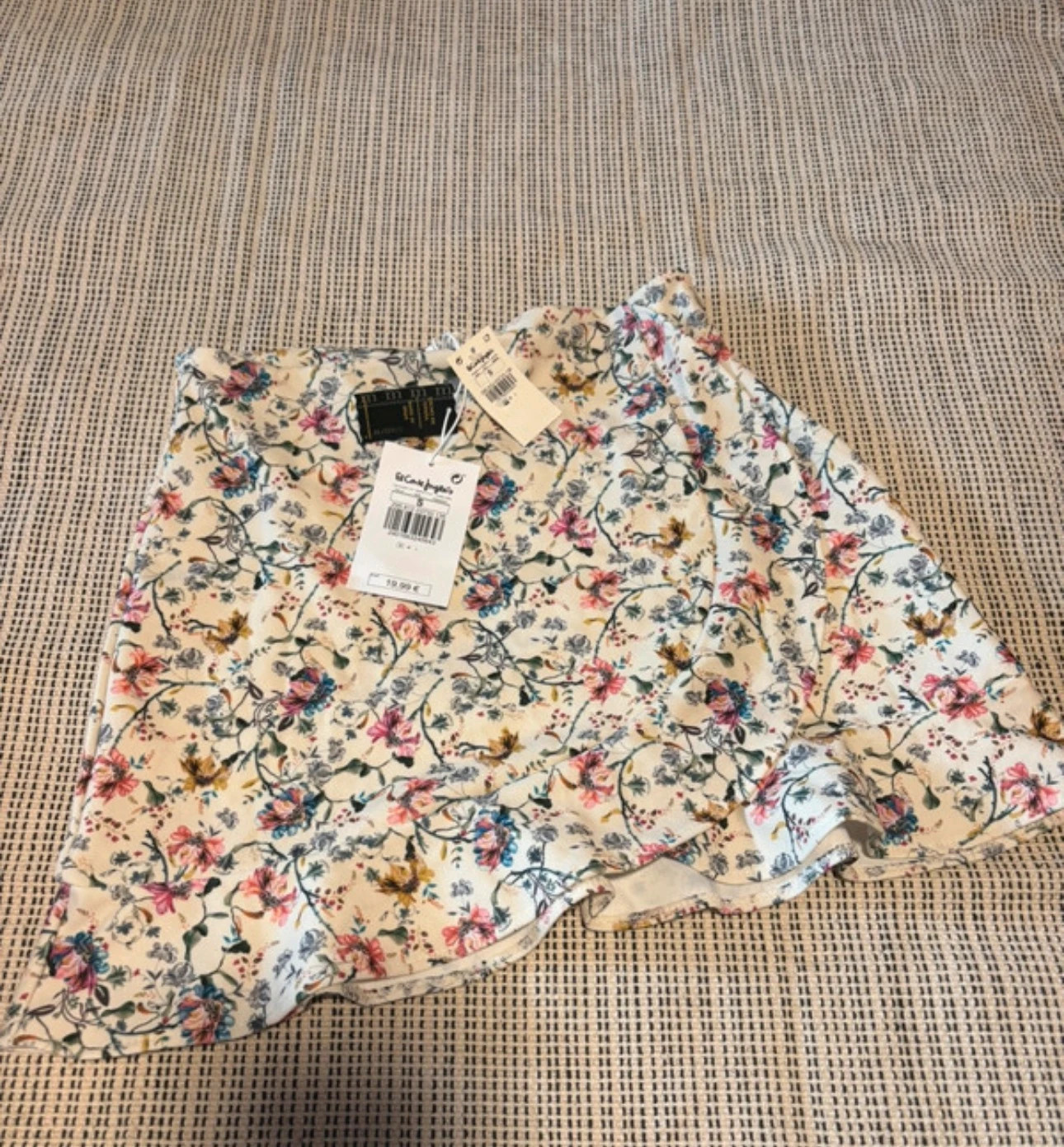 Falda mini con corte cruzado delantero y estampado floral