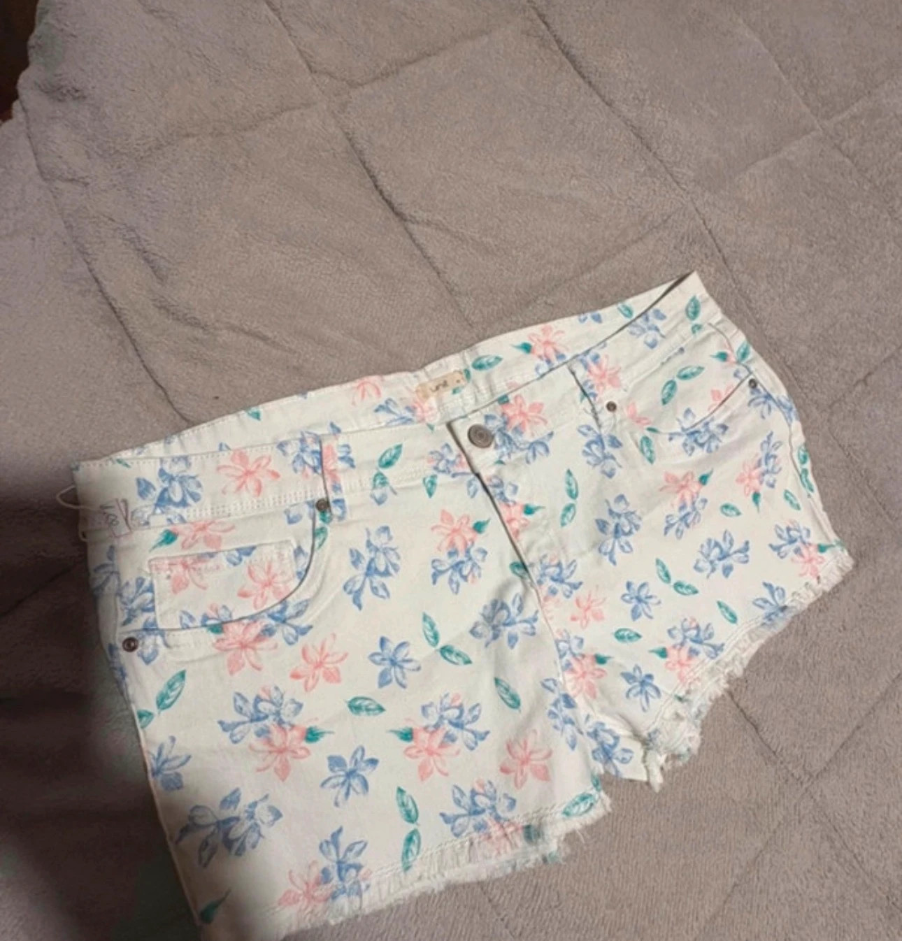 shorts floreados de la marca Unit talla 46