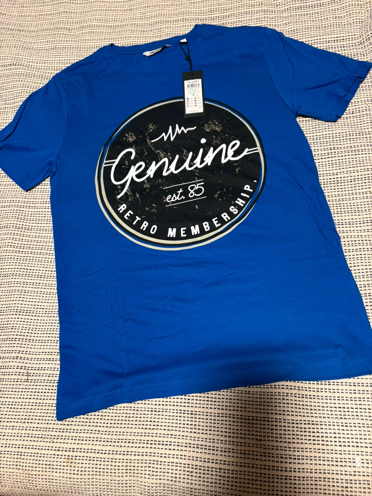 camiseta azul only & sons presenta un estampado gráfico circular talla M.