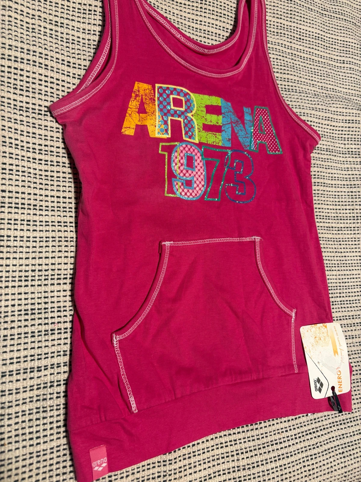 camiseta sin mangas de color rosa fuerte de la marca Arena